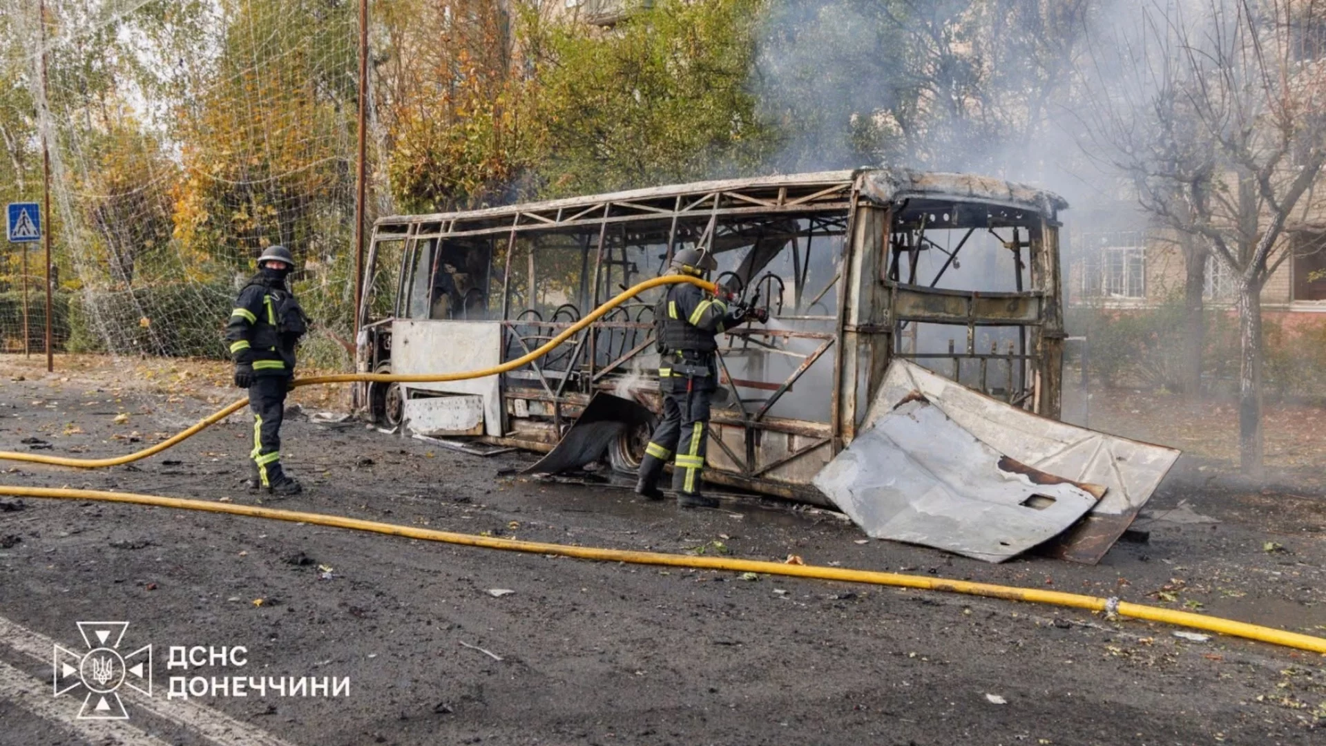 Една от най-смъртоносните единични атаки: Русия уби поне 33 души на автобусна спирка в Украйна (СНИМКИ)