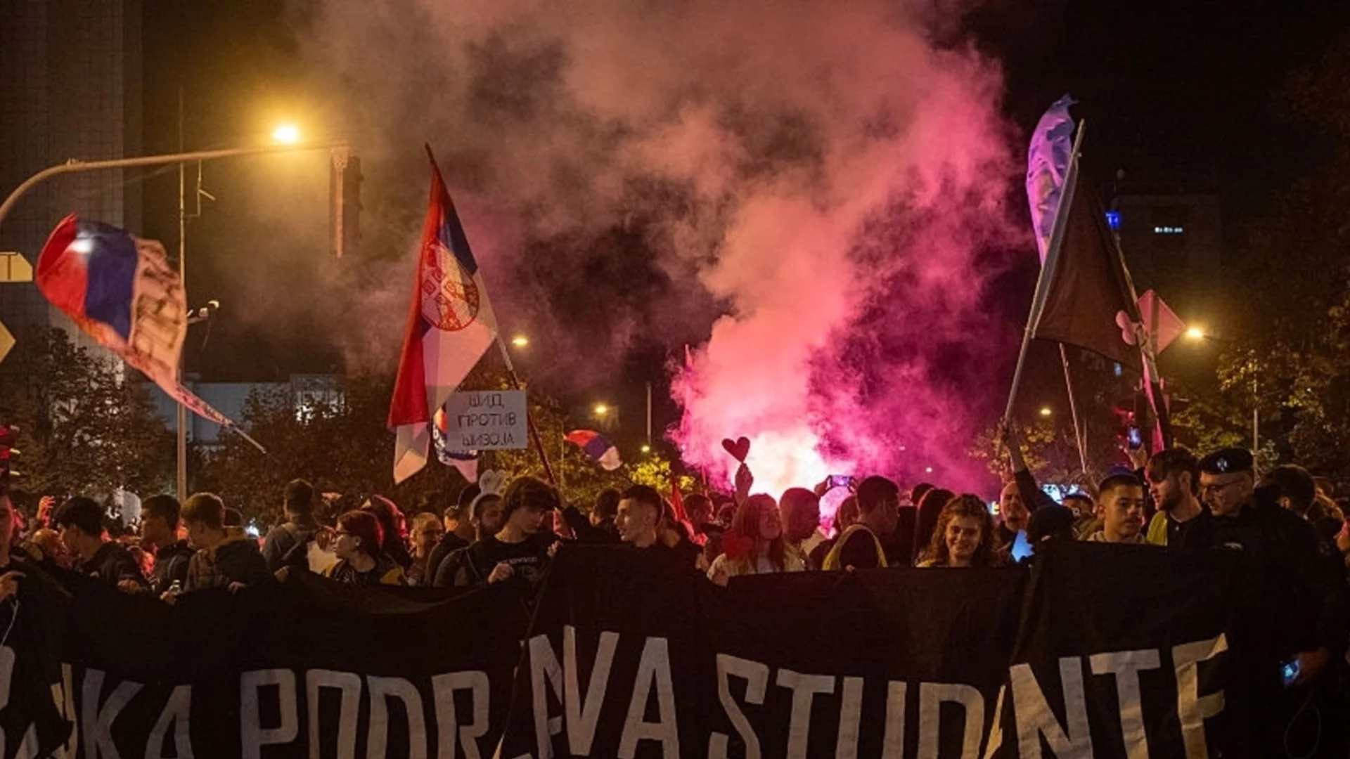 Отвличане на знаме и бой с тояги: Напрежение в предизборната кампания в Сърбия (ВИДЕО)