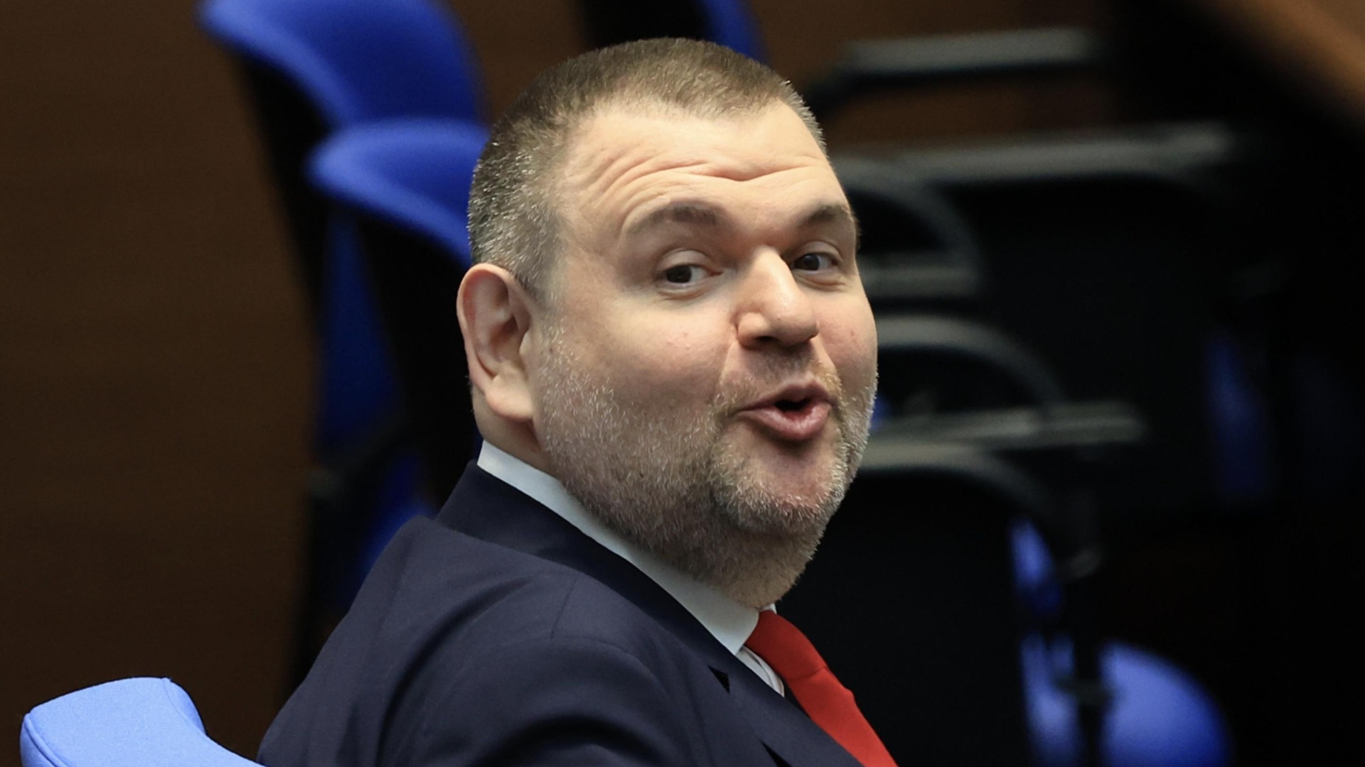 "Вместо нощем да мисли за съпругата си, Демерджиев мисли за мен": Според Пеевски властта "измисля глупости"