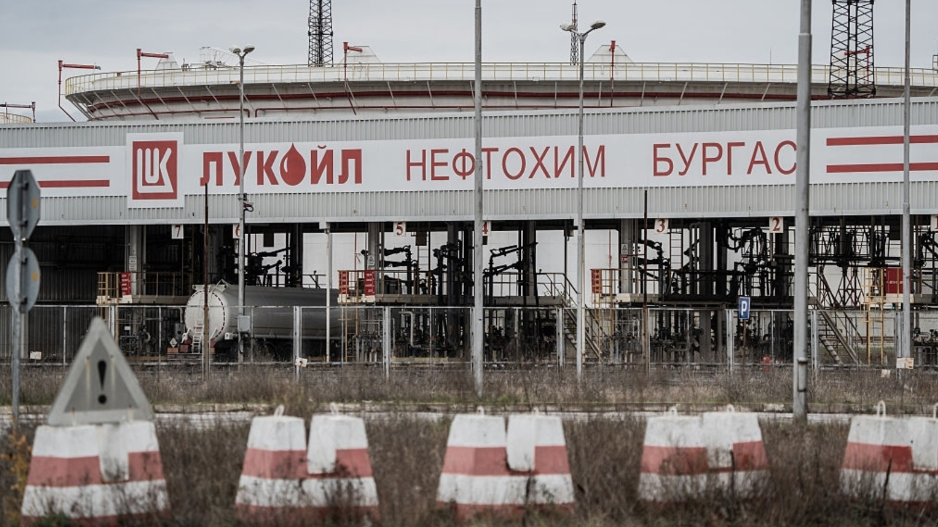 Играта на Тръмп и Путин за "Лукойл": Ако купим руски петрол, ще ни съдят в САЩ
