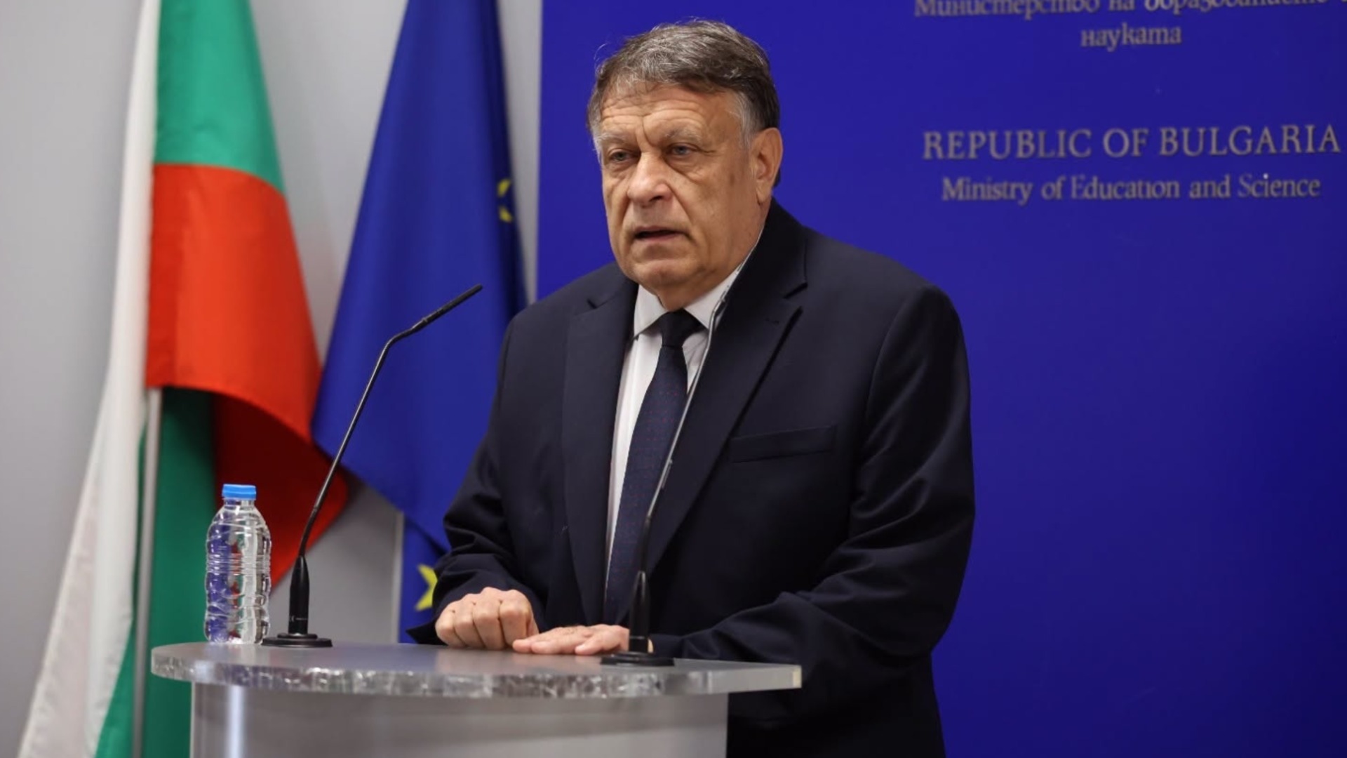Учебни програми като за студенти, абдикиралото семейство и финансирането: Министърът посочи основните проблеми в образованието