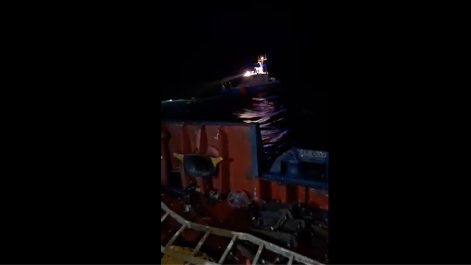 МВР показа спасяването на моряците от ударения кораб край Бяла (ВИДЕО)