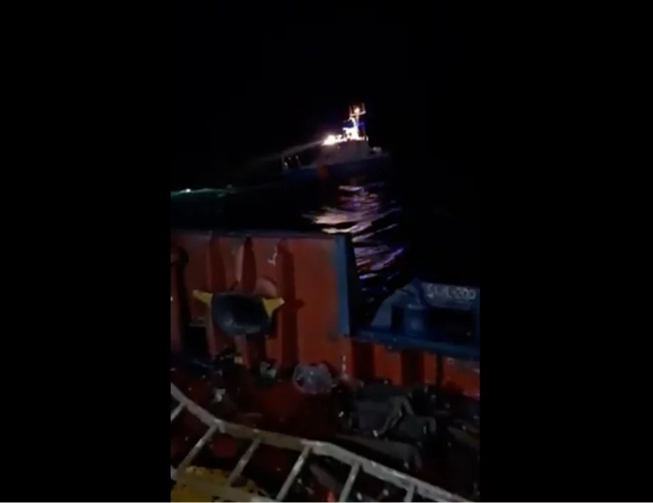 МВР показа спасяването на моряците от ударения кораб край Бяла (ВИДЕО)