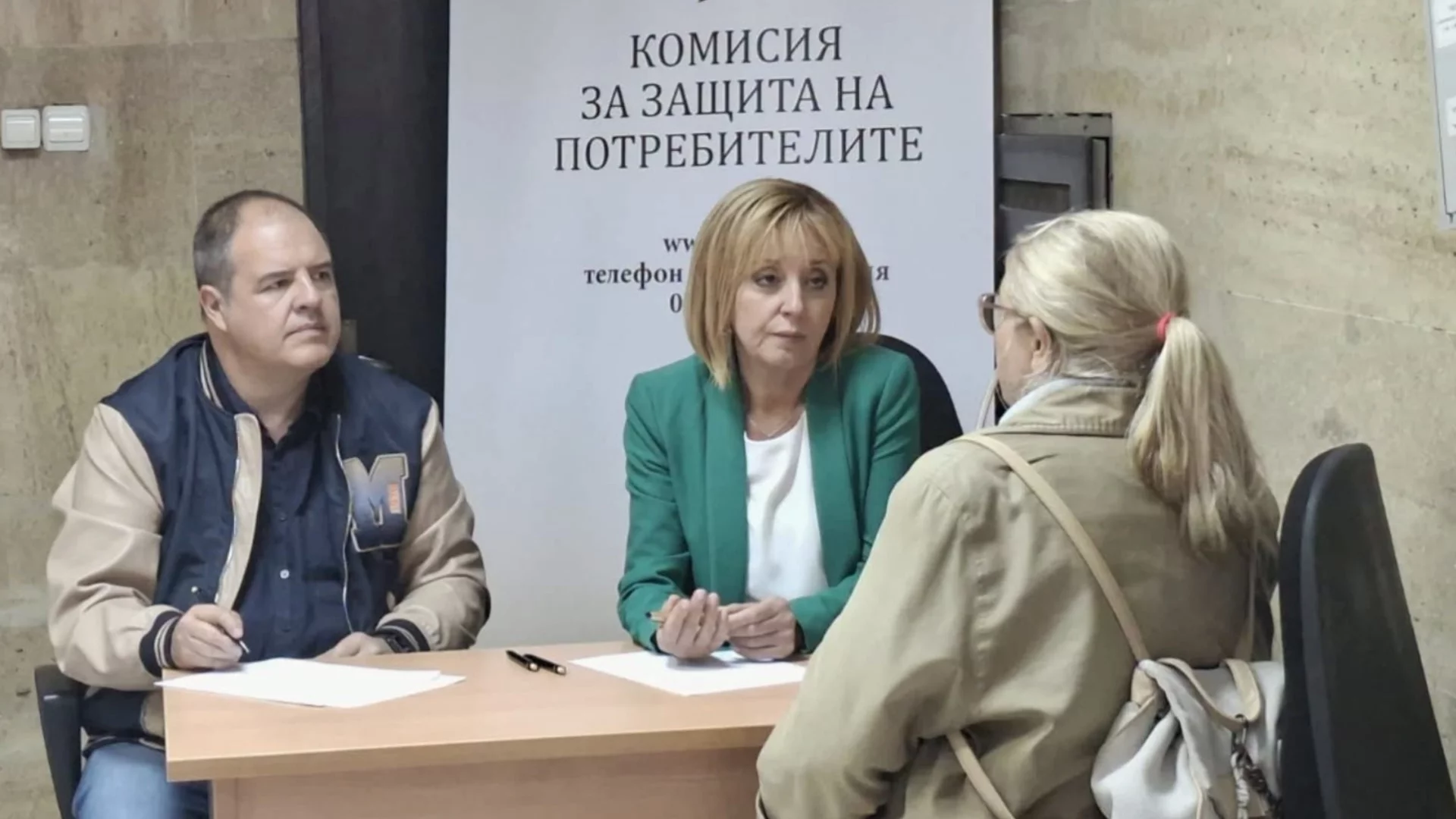 След като даде личния си телефон за сигнали: Манолова изслушва граждани на приемни в цяла България