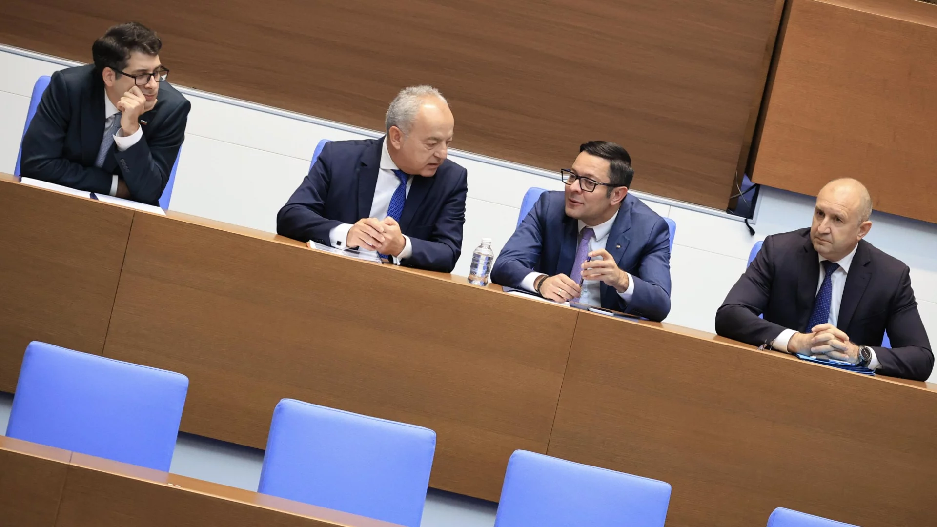 Планът на кабинета "Радев" за Бюджет 2027: Скромен ефект от по-ниските разходи, приходите падат като дял от икономиката