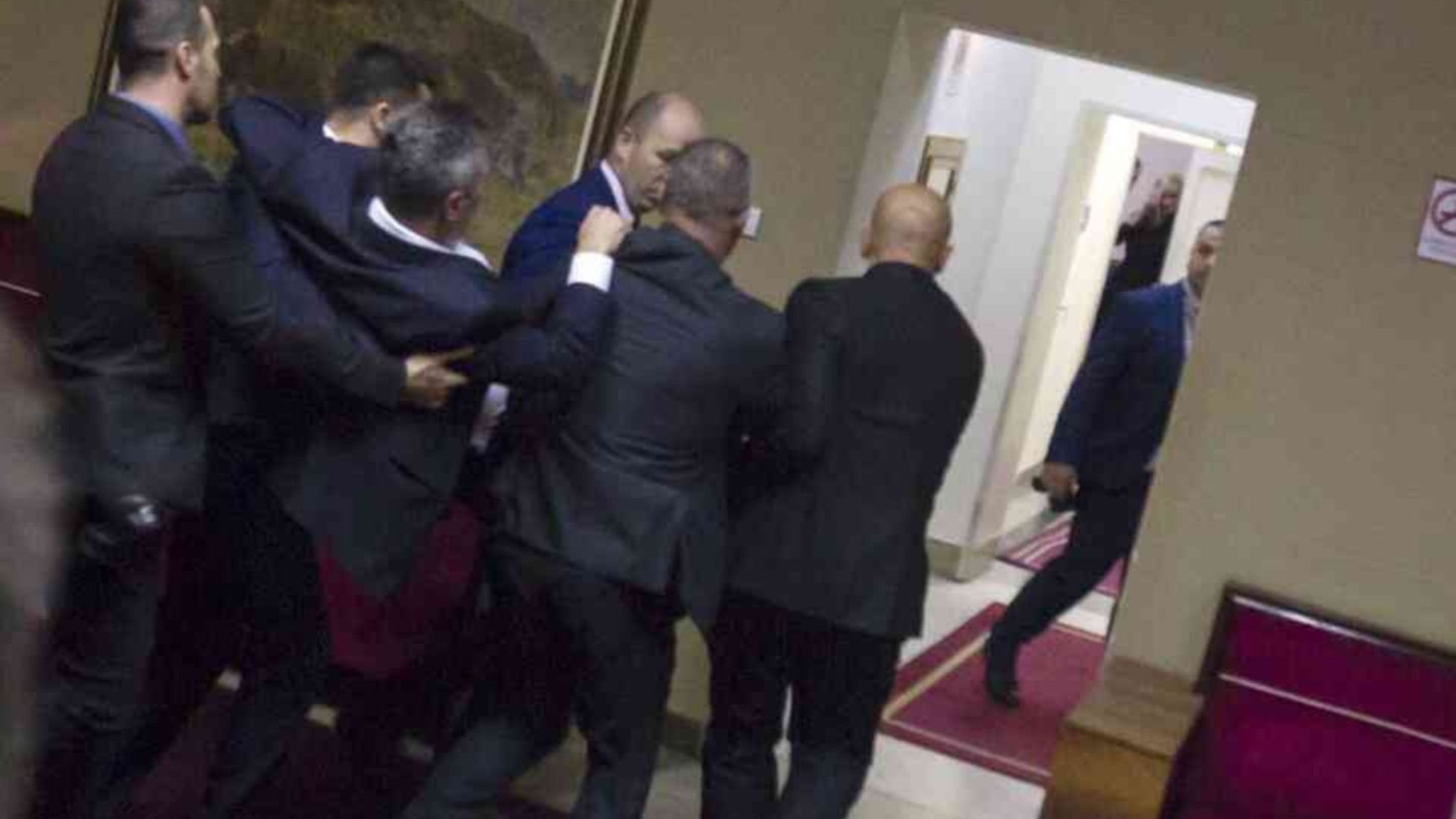 Просръбски депутат в Черна гора призова за бунт: Бог да ви отведе до Адриатическо море и да ви взриви