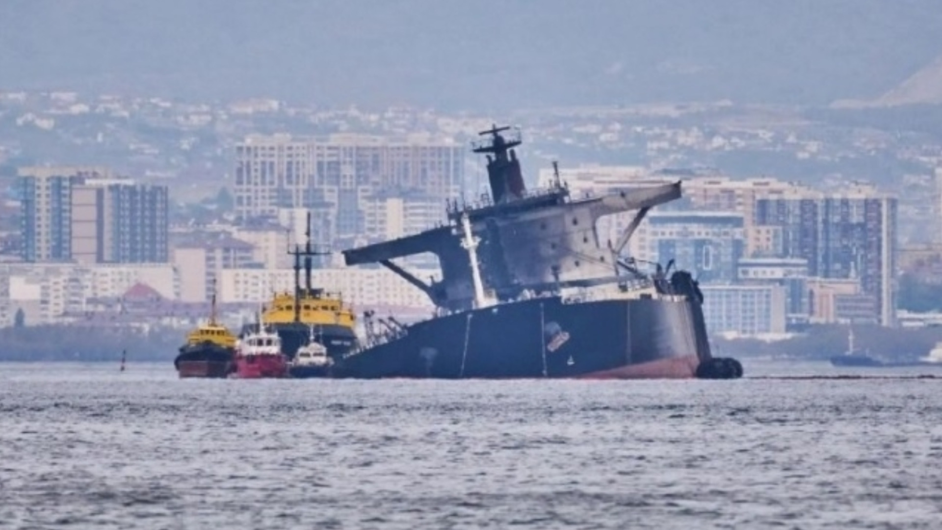 Разбит и с теч на петрол: Танкер, ударен от Украйна, вече е в Новоросийск (ВИДЕО)