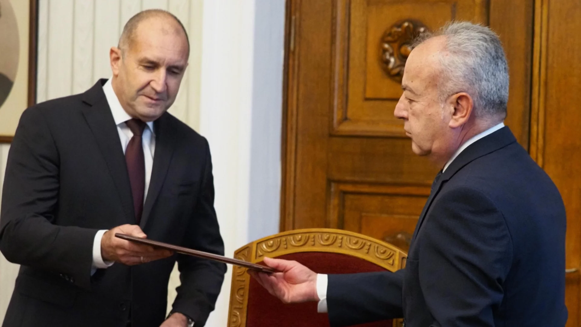 "Пращат го в Брюксел зад гърба на обществото": Критики към първия бюджет на ПБ, който "изтупва данъкоплатците като брашнен чувал"