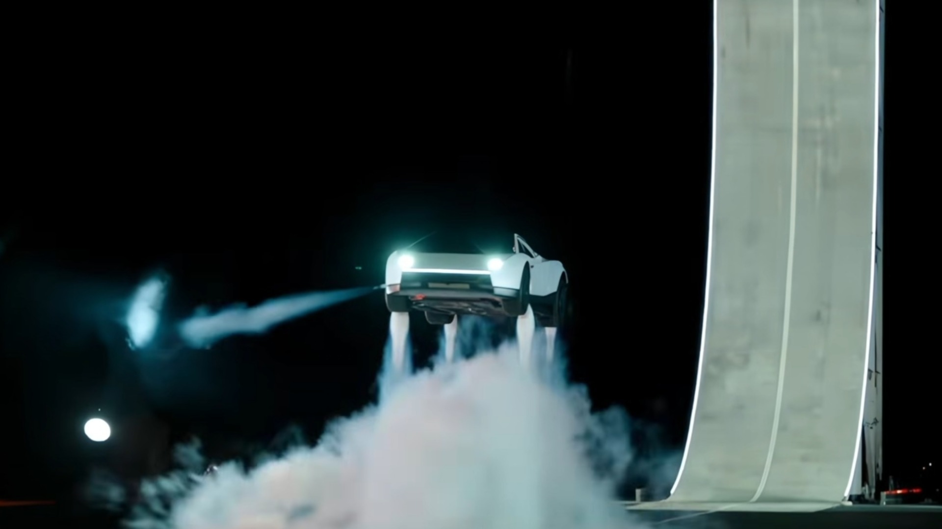 Първата летяща кола е тук: Tesla представи Roadster (ВИДЕО)