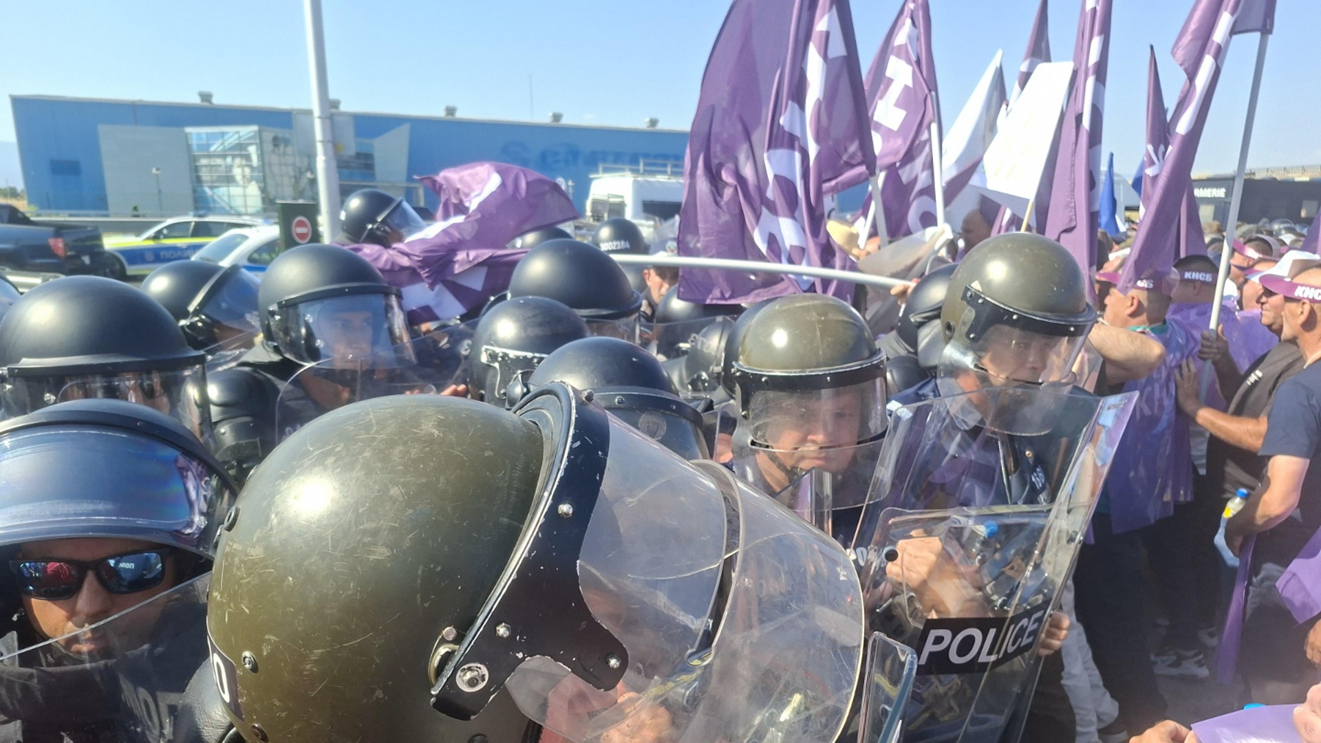 Социална жестокост: Синдикатите се заканиха, че протестите срещу бюджета и кабинета "Радев" ще продължат