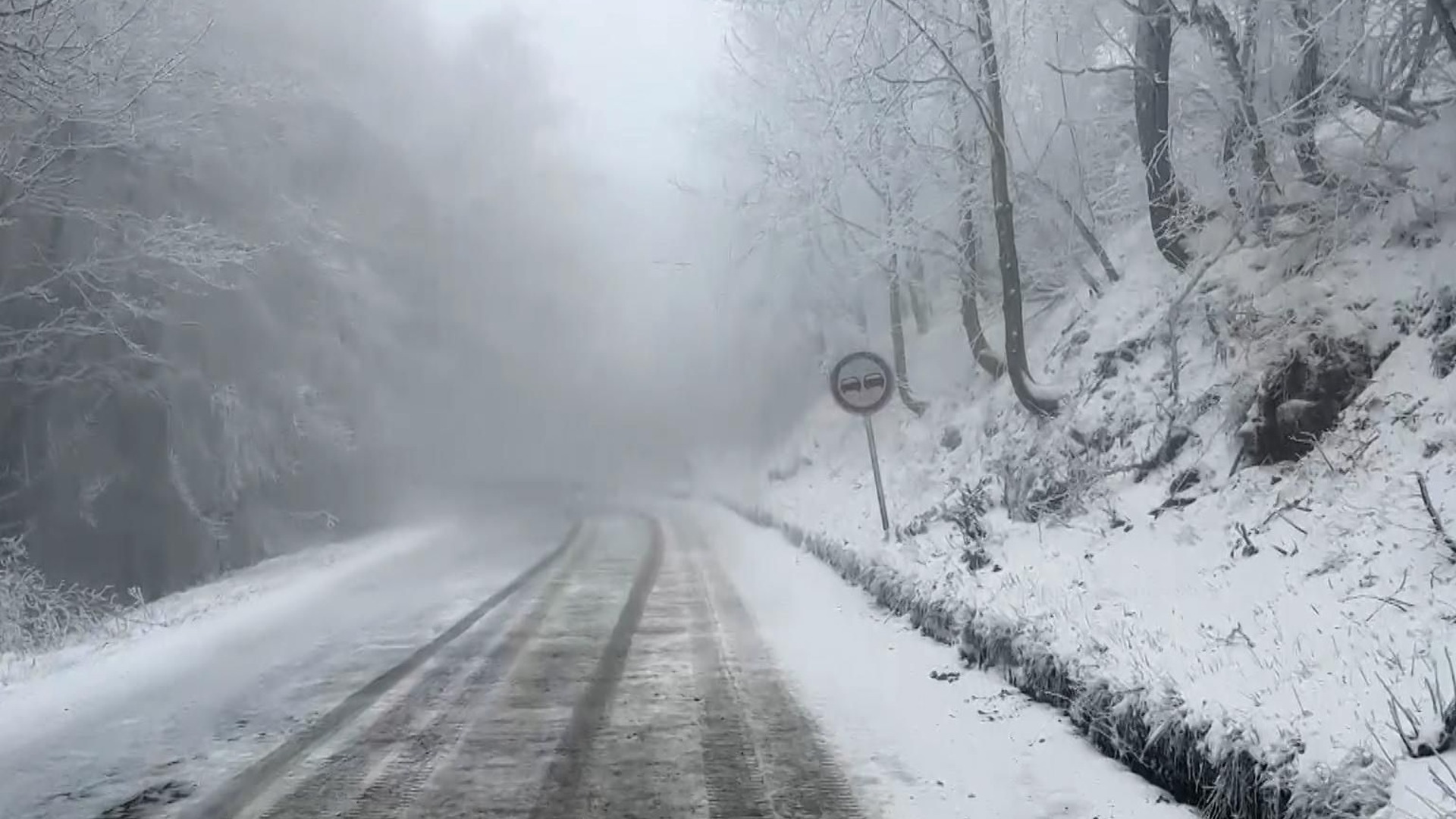 Зимата идва: Първи сняг падна и на Петрохан
