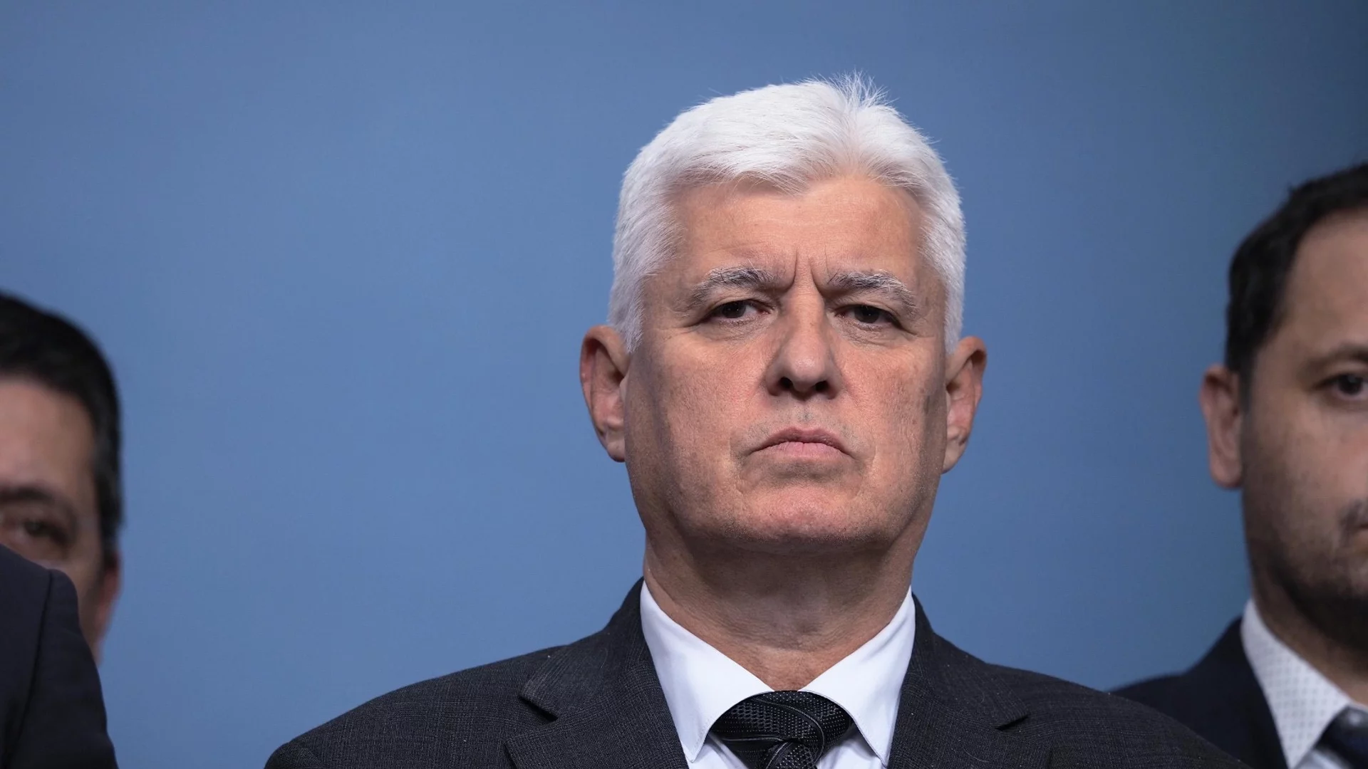 Хард дискът им е преформатиран: Военният министър нападна опозицията, че обвинява Русия без резултати