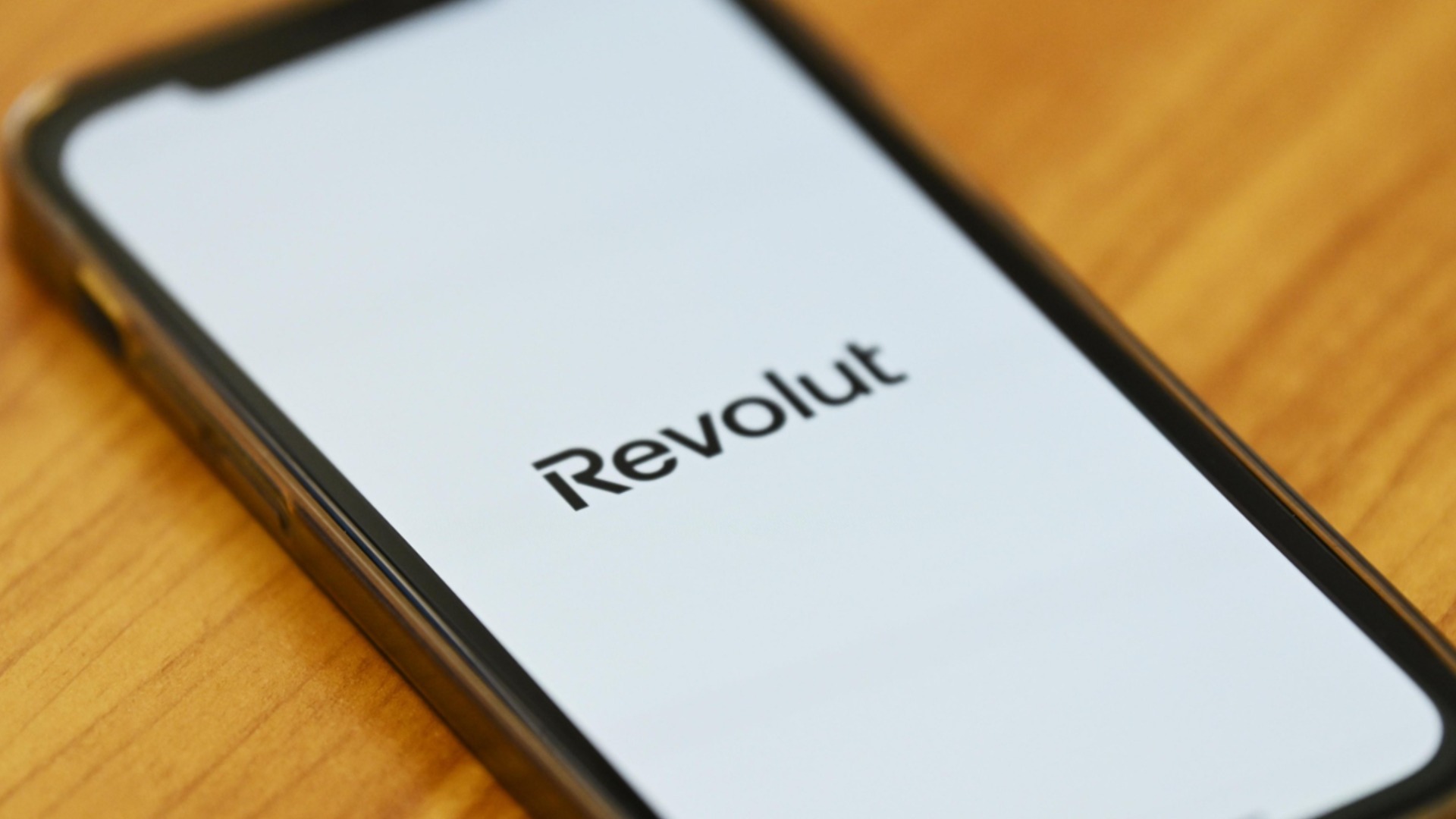 Масови проблеми с Revolut: Манолова сигнализира БНБ - ето какво ще стане с парите ви