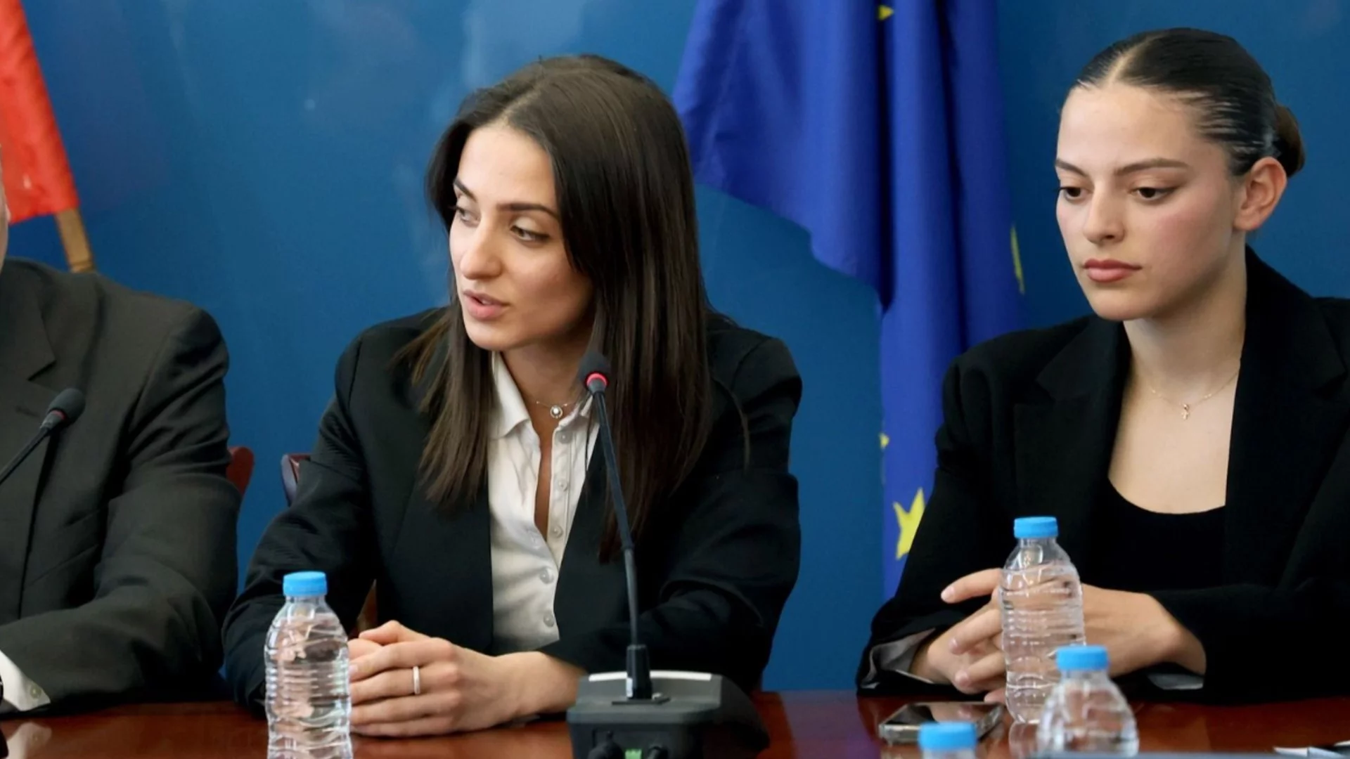 "Има летящи коли, а МЗ 6 месеца не може да направи сайт": Младите лекари за проформа обучението, местата за "наши и ваши" и парите по милост
