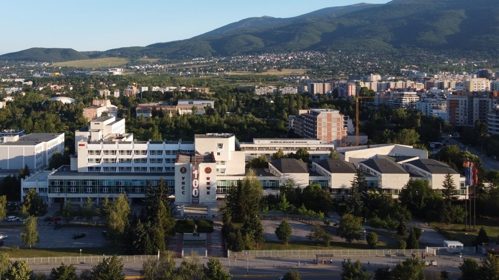 Уволнения на преподаватели в УНСС след отнети академични длъжности: Сблъсък между ректора и Юридическия факултет