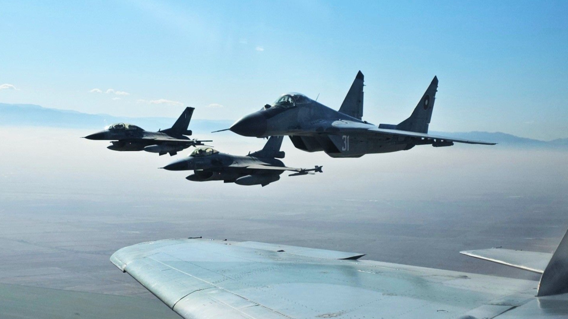 Последни новини от военното министерство: F-16 и още три самолета наблюдават Черно море
