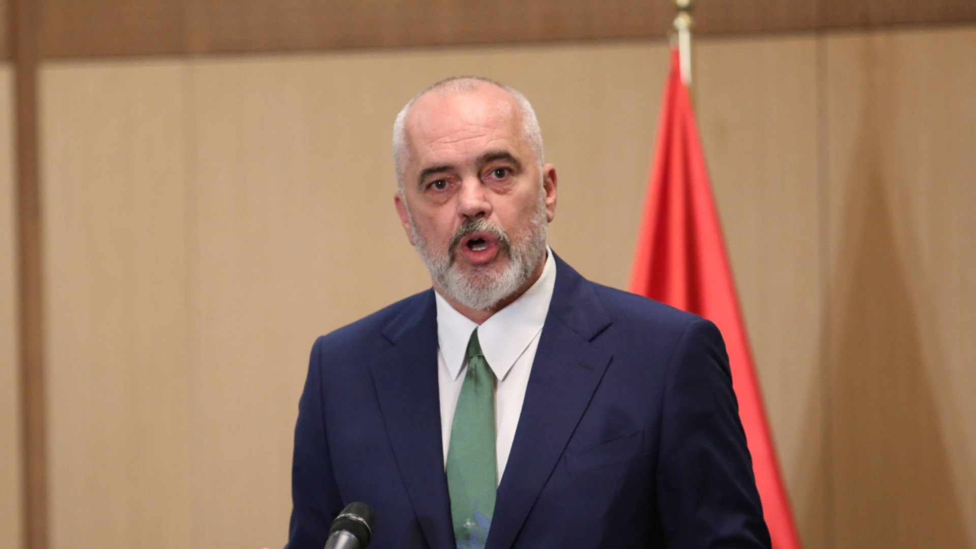 Еди Рама изнесе столове и предложи диалог на протестиращите, те ги счупиха (ВИДЕО)