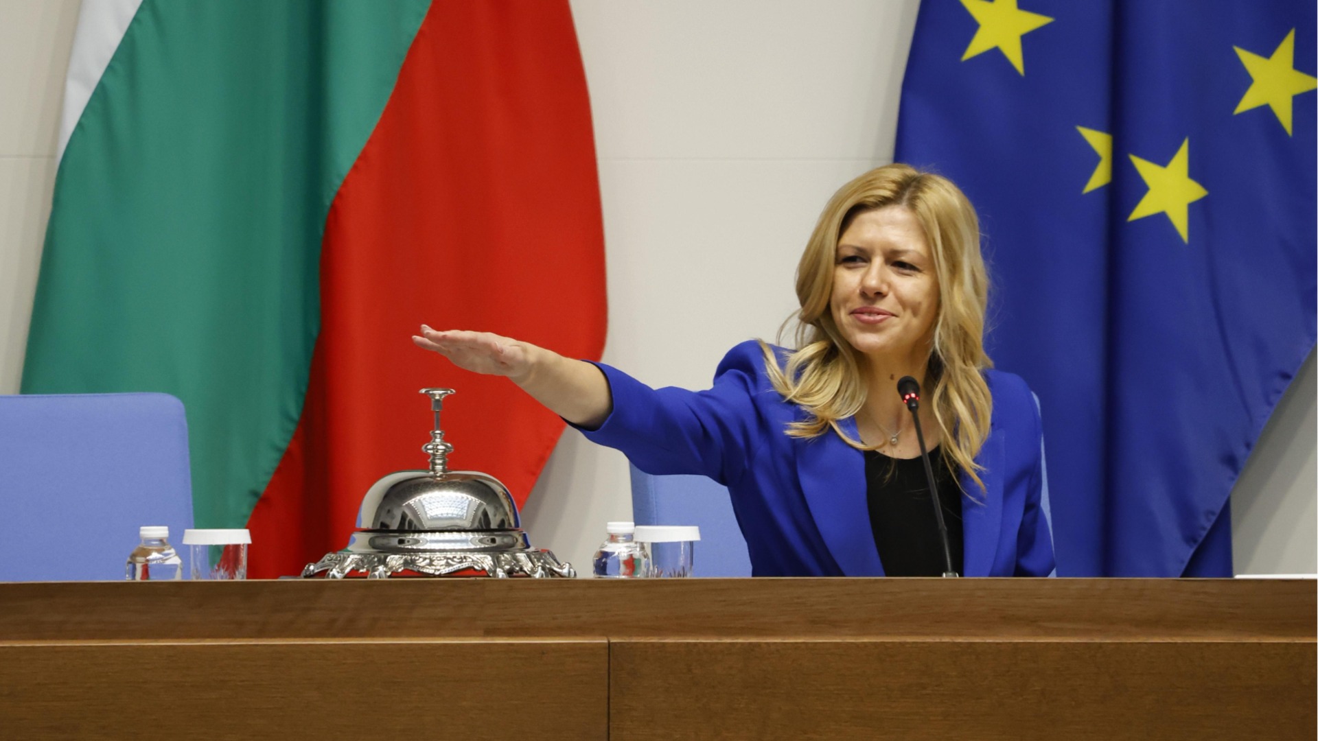 "Който бяга от отговорност, няма място начело на българския парламент": От ГЕРБ-СДС поискаха оставката на Доцова
