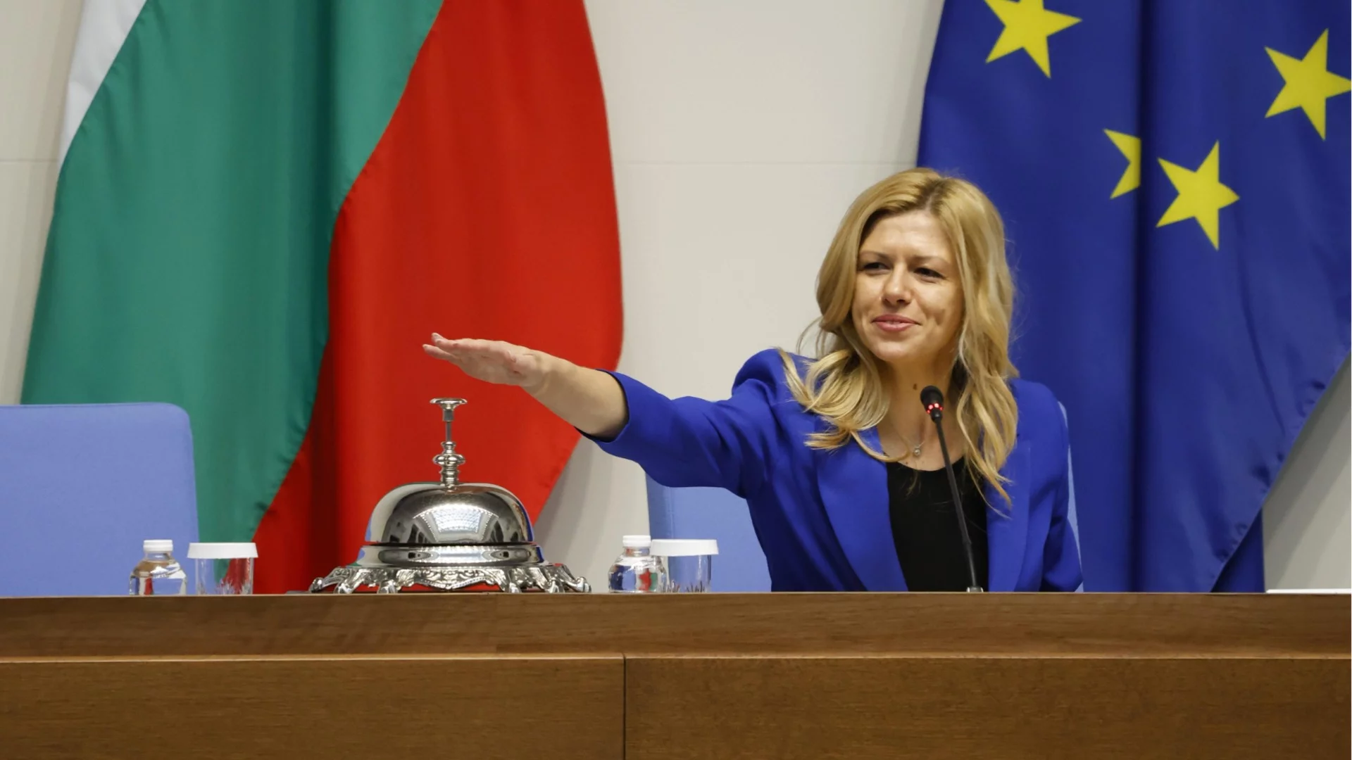 "Който бяга от отговорност, няма място начело на българския парламент": От ГЕРБ-СДС поискаха оставката на Доцова