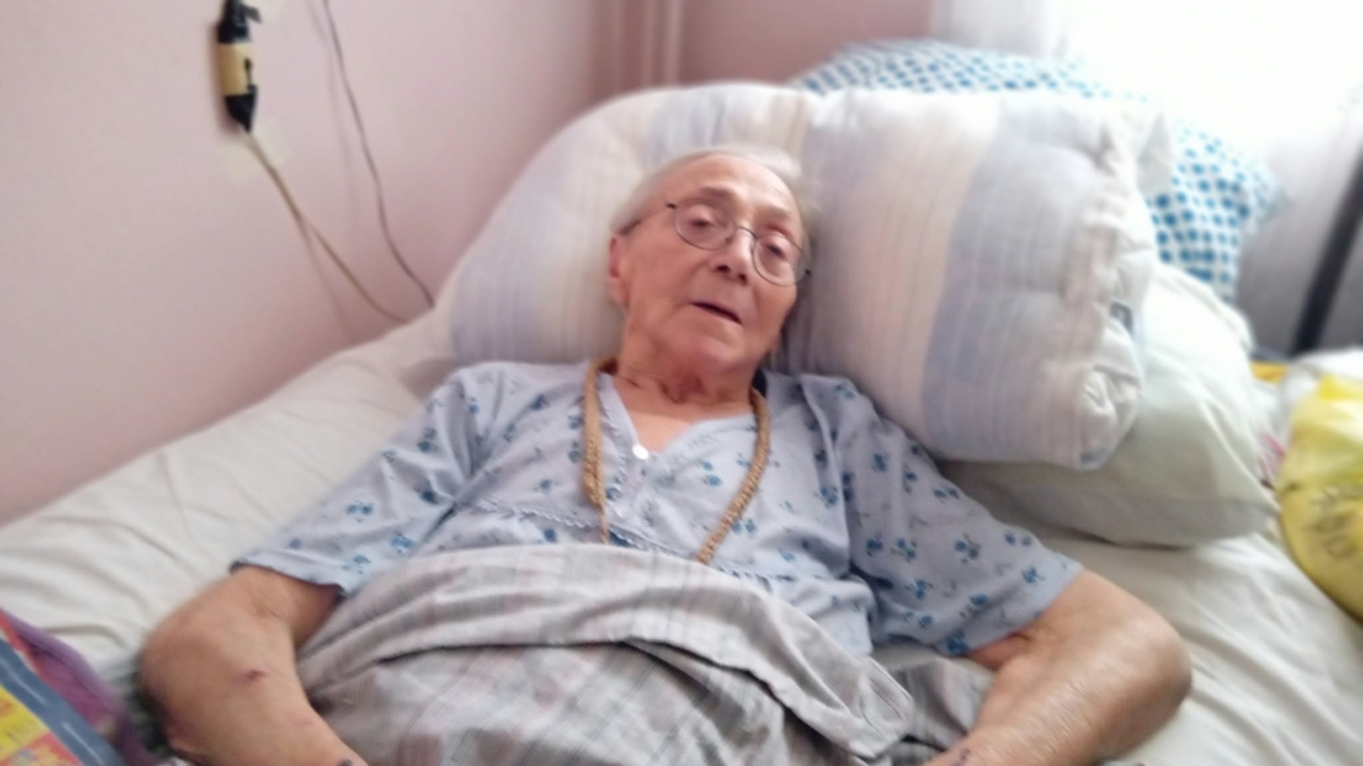90-годишната д-р Величка Младенова има нужда от помощ, за да продължи да служи на хората