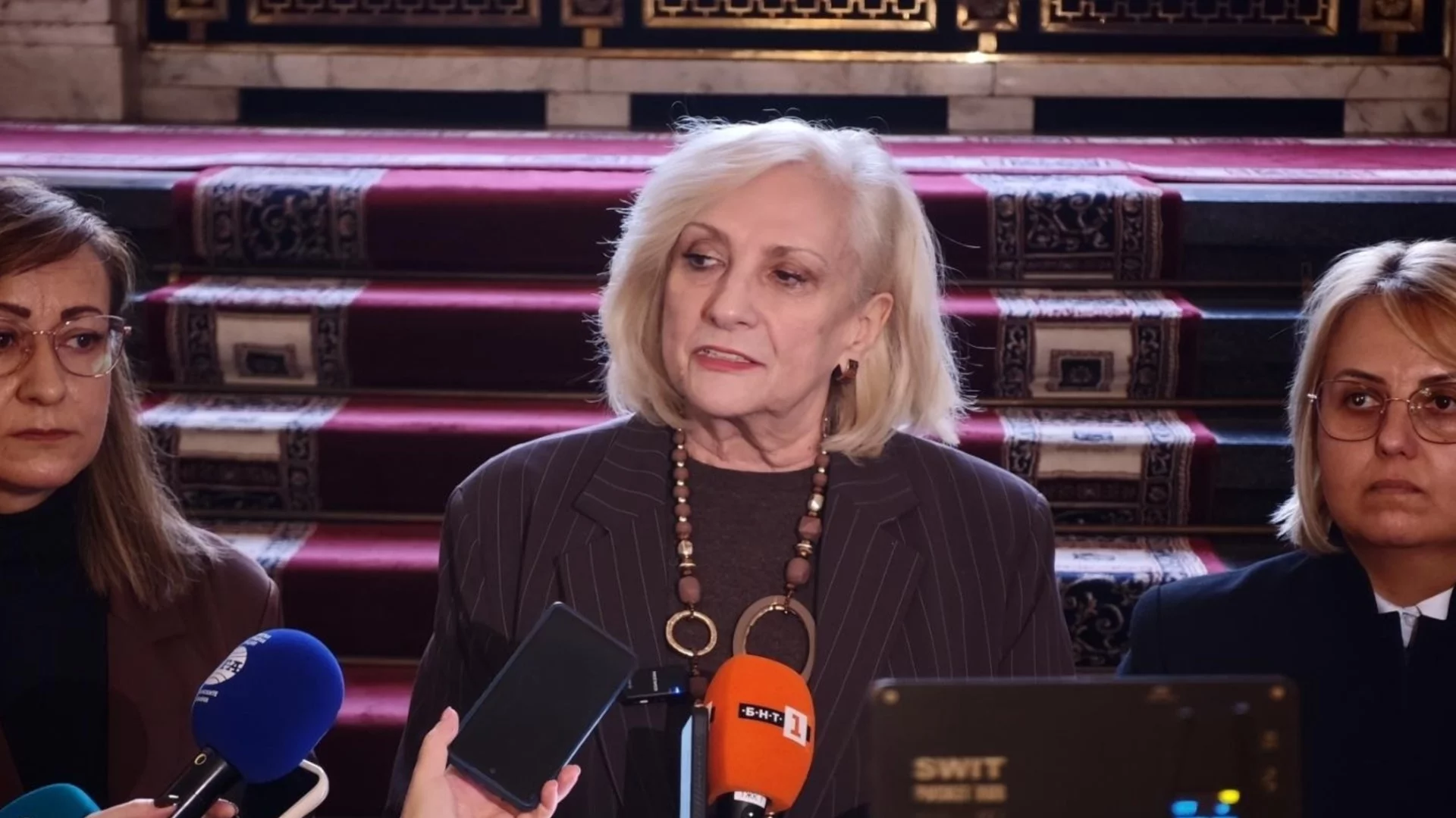 "Аз съм била в такава кола, всичко се вижда": Искра Михайлова обвини Доцова, че е избягала като нарушител (ВИДЕО)