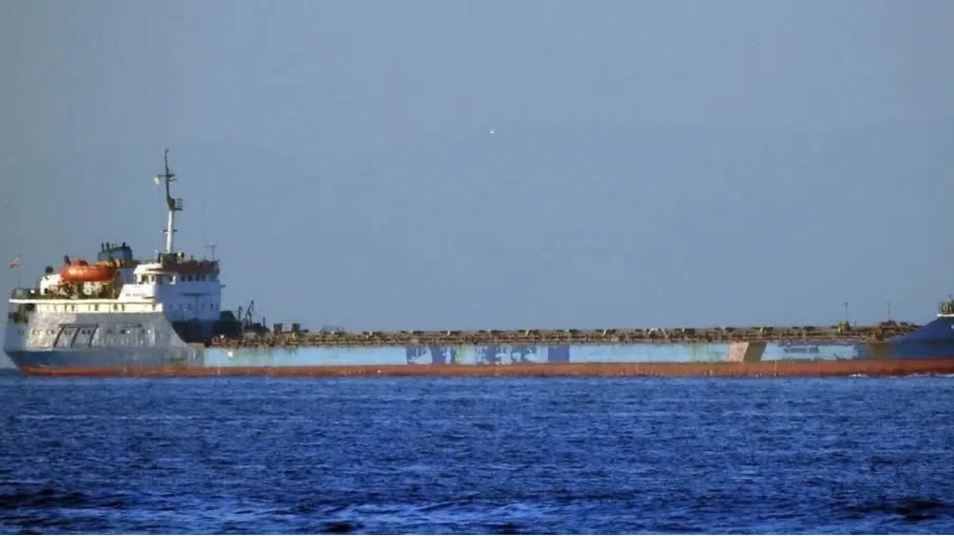 Кораб е поразен от дрон и се е преобърнал в Черно море: Има жертва и хора в неизвестност (ВИДЕО)