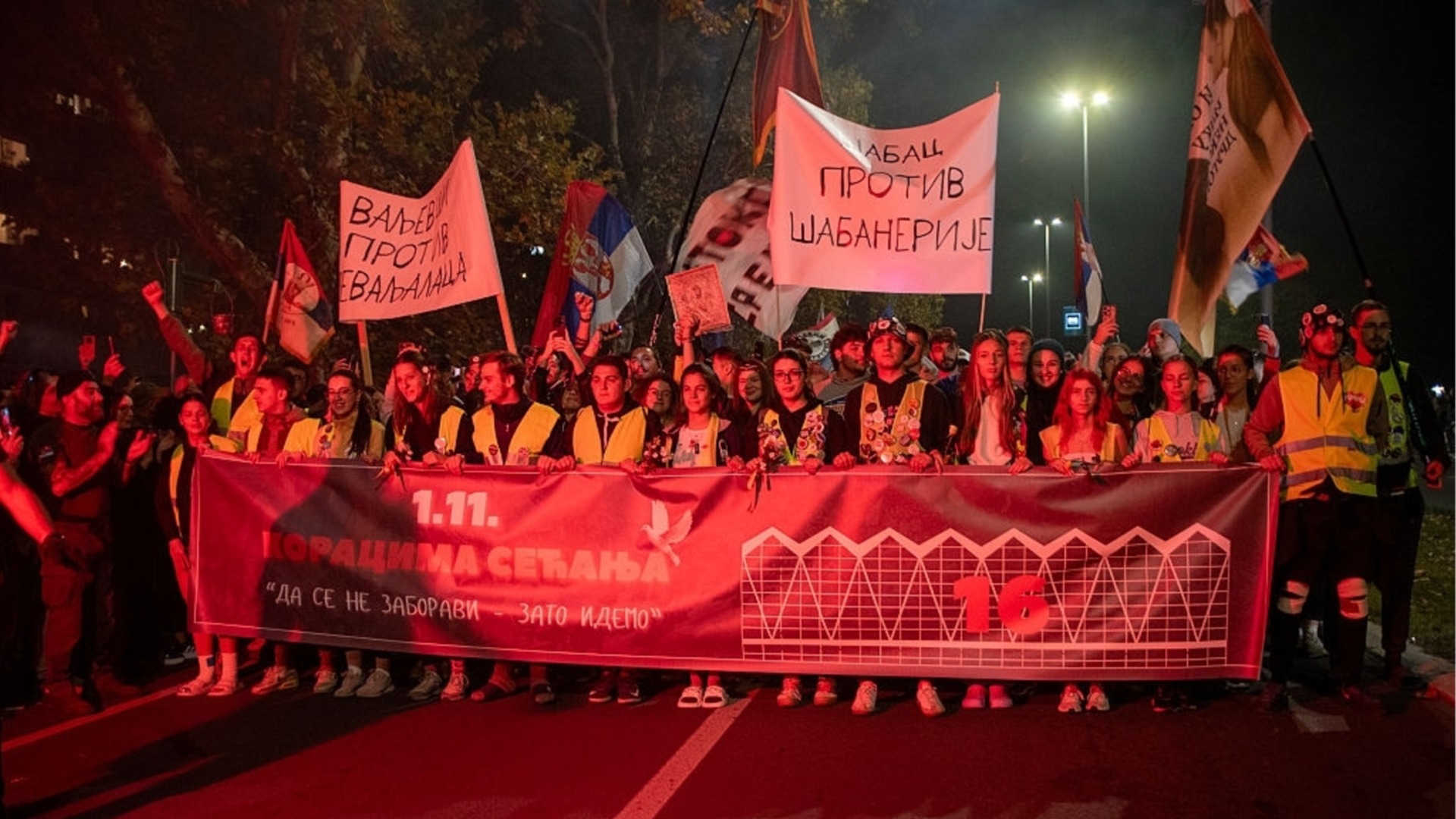 Сръбските студенти закриха кампанията си с огромен митинг преди изборите в неделя (ВИДЕО)