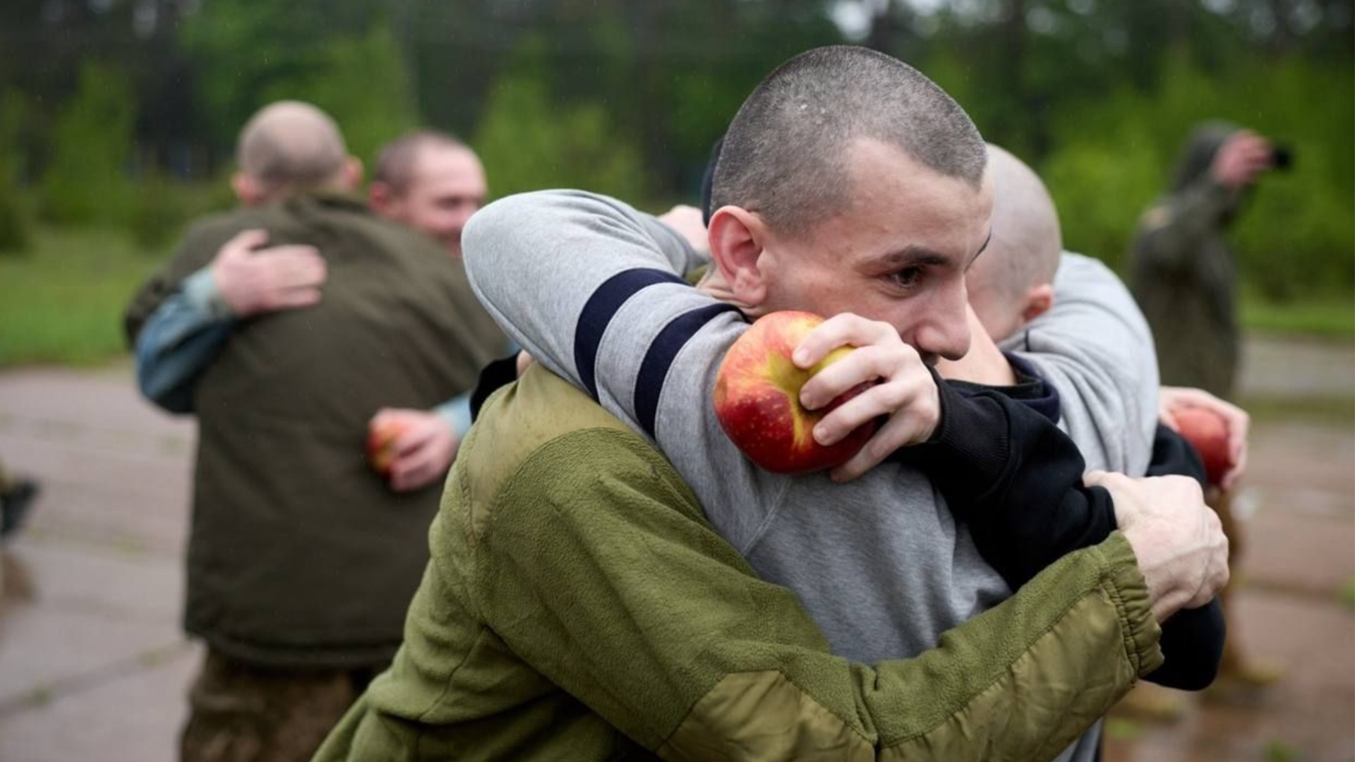 Украйна си върна военнопленници, за които се смяташе, че са загинали при руския терор в Еленовка (СНИМКИ)