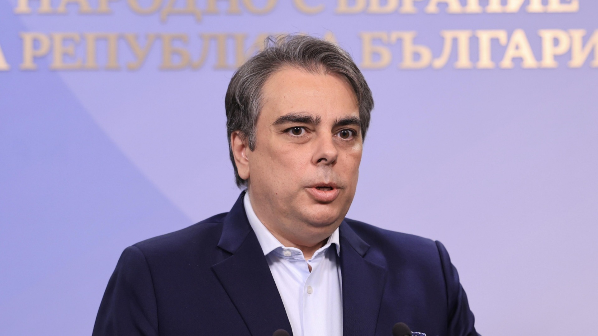 "Знам, че имате достойнство": Асен Василев призова Доцова за оставка и пита защо Радев мълчи за Колтуклиева (ВИДЕО)