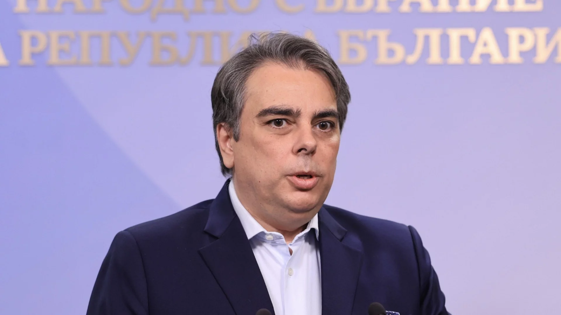 "Знам, че имате достойнство": Асен Василев призова Доцова за оставка и пита защо Радев мълчи за Колтуклиева (ВИДЕО)