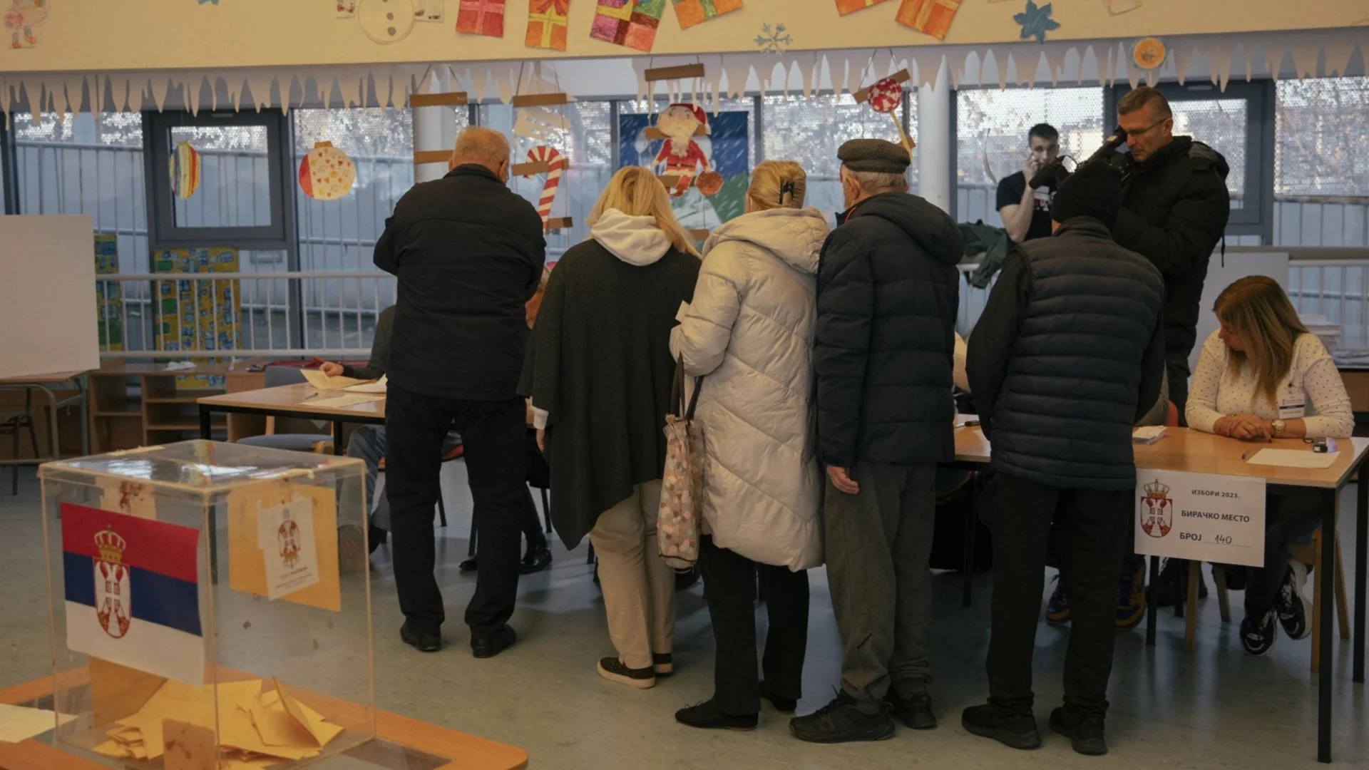 Докато в България секциите са празни, в Сърбия чакат на опашки