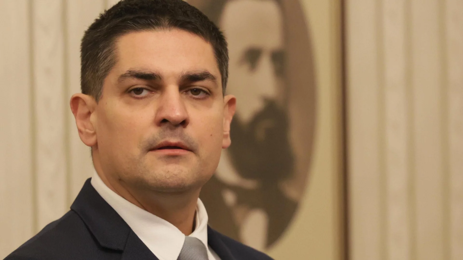 "Ако Йотова загуби - сме в ситуация на предсрочни парламентарни избори": Радостин Василев с призив към избирателите си