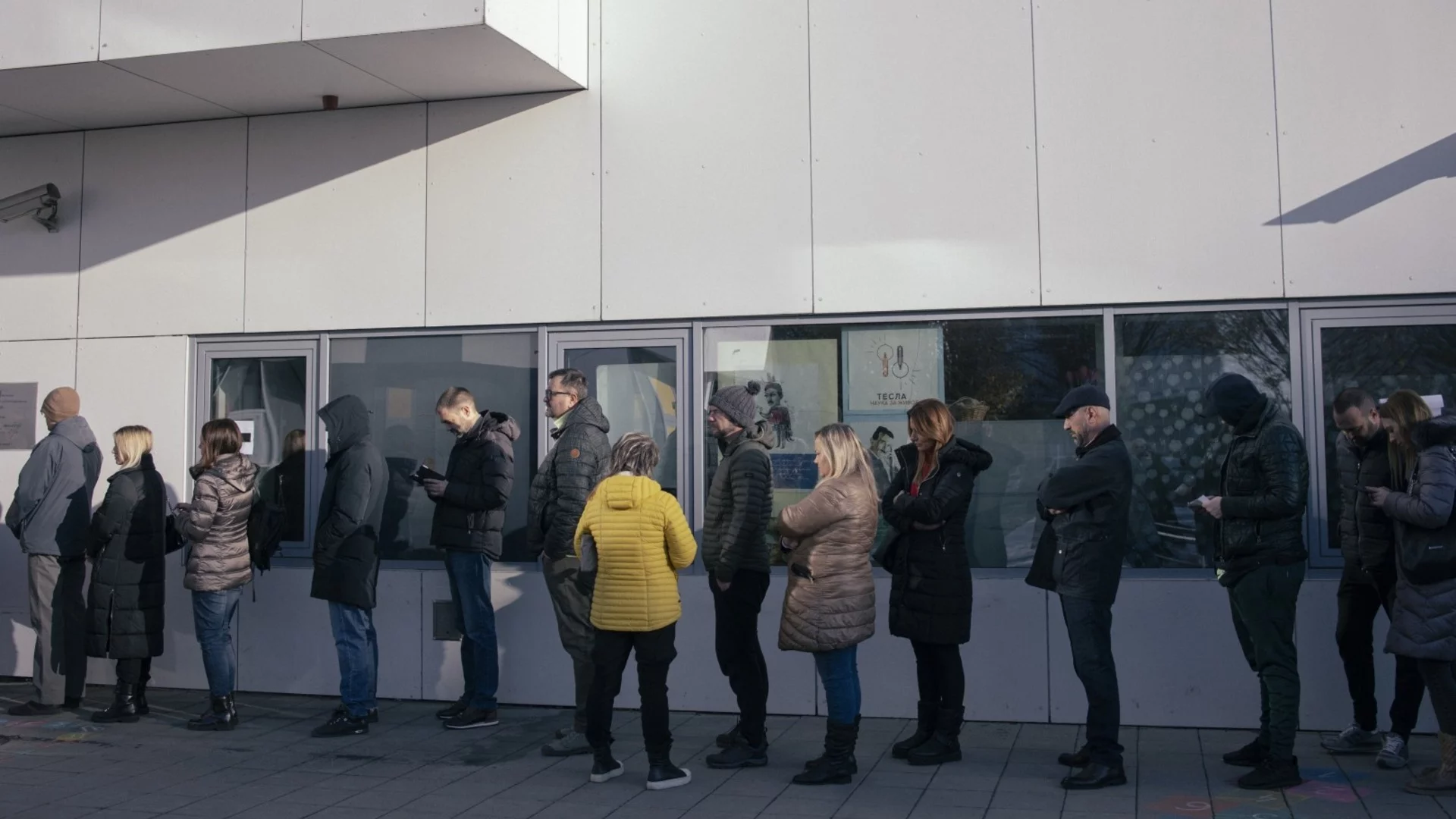 Сърбите свалят Вучич? 60% избирателна активност на изборите (ВИДЕО)