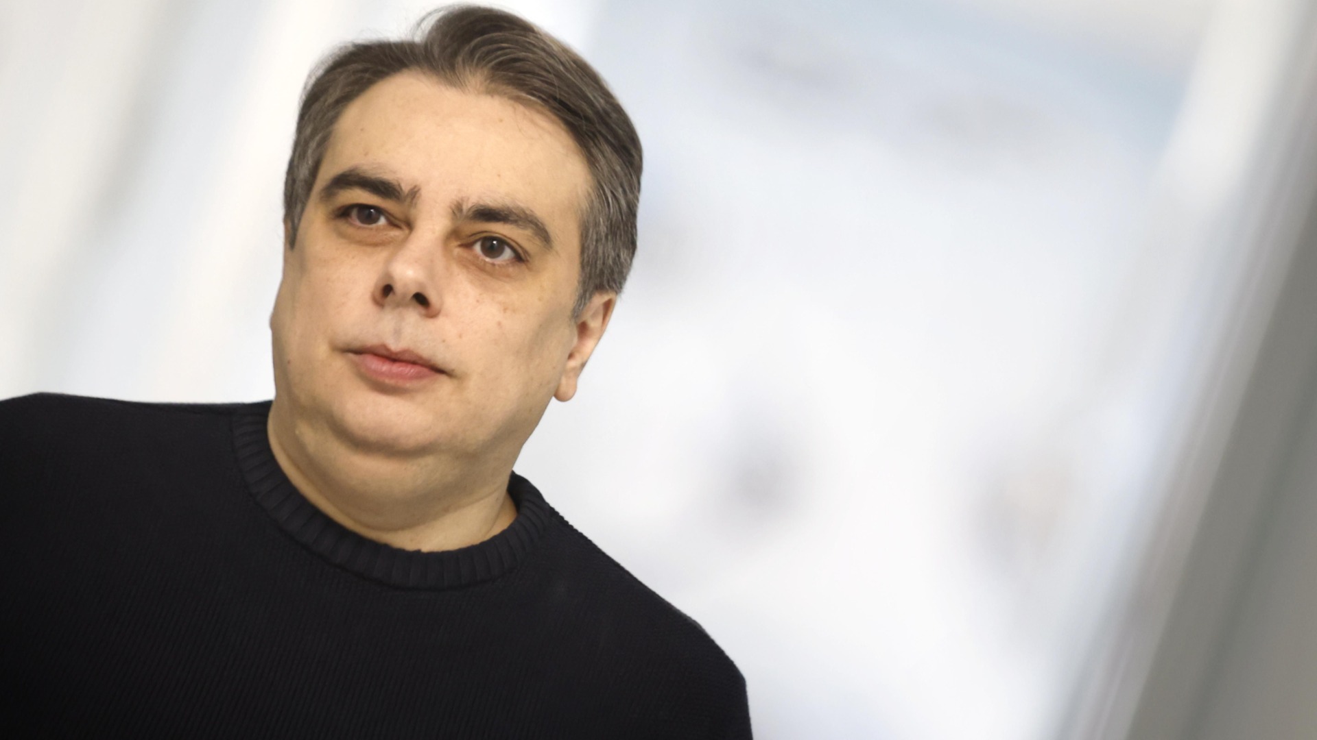 Асен Василев гласува: Да изберем човек, от който няма да ни е срам