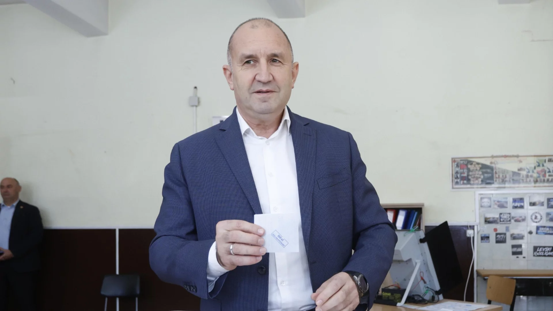 "Време е Радев да отвори третия плик": Костадин Ангелов със загадъчно послание към премиера