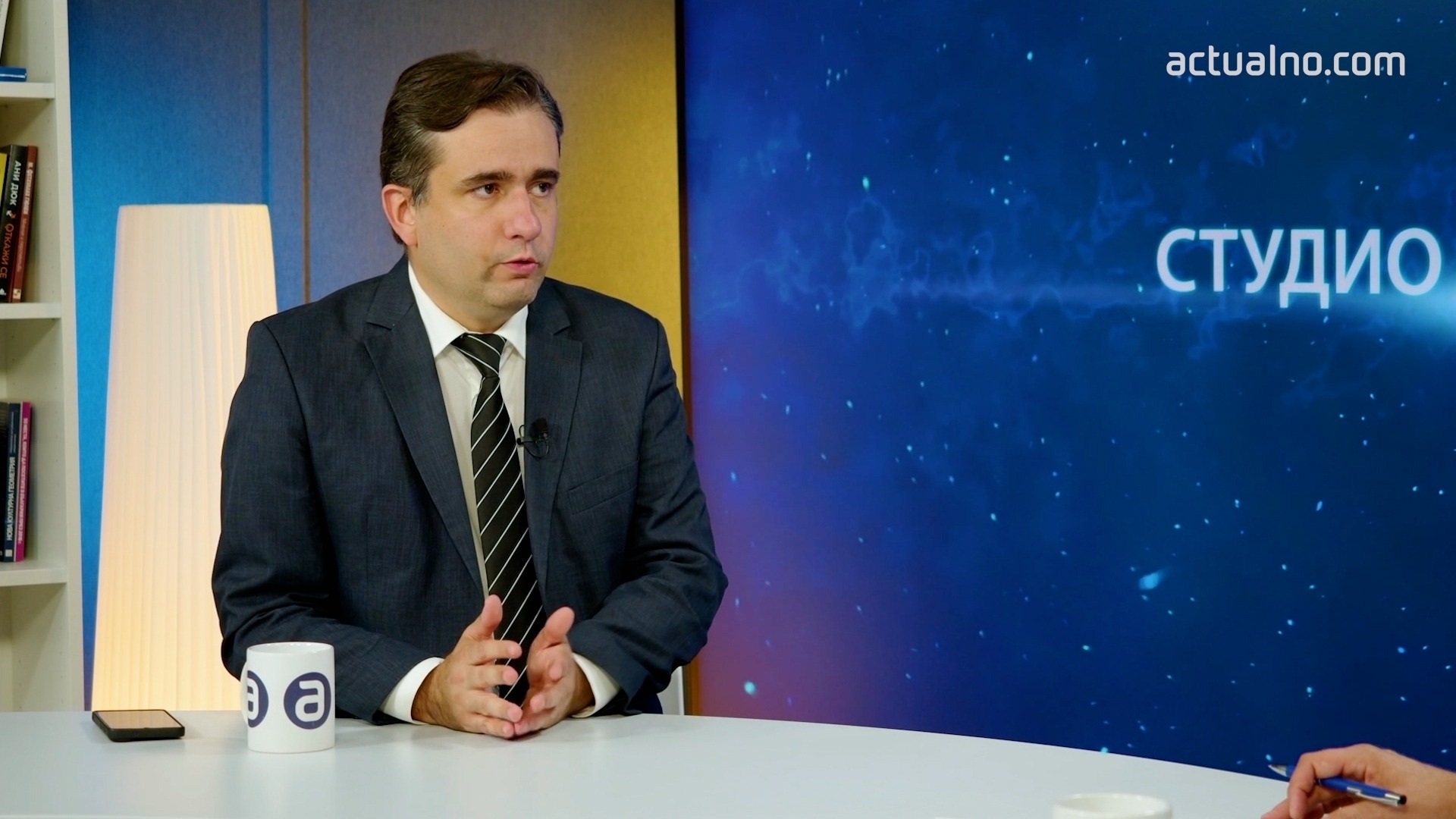 Божанов обвини властта: Радев агитира за Йотова през правителствените канали