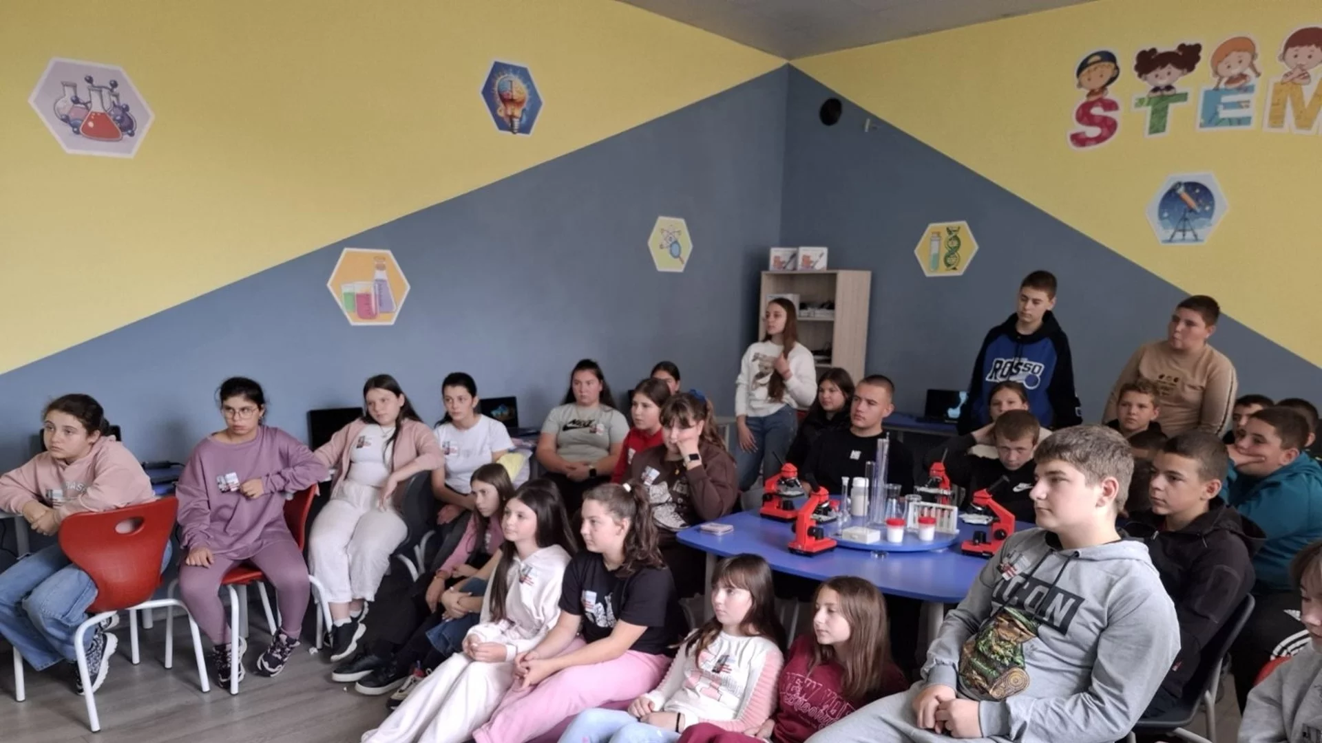 Превантивни лекции и дискусии относно дигиталната безопасност и киберсигурност се проведоха в Тетевен