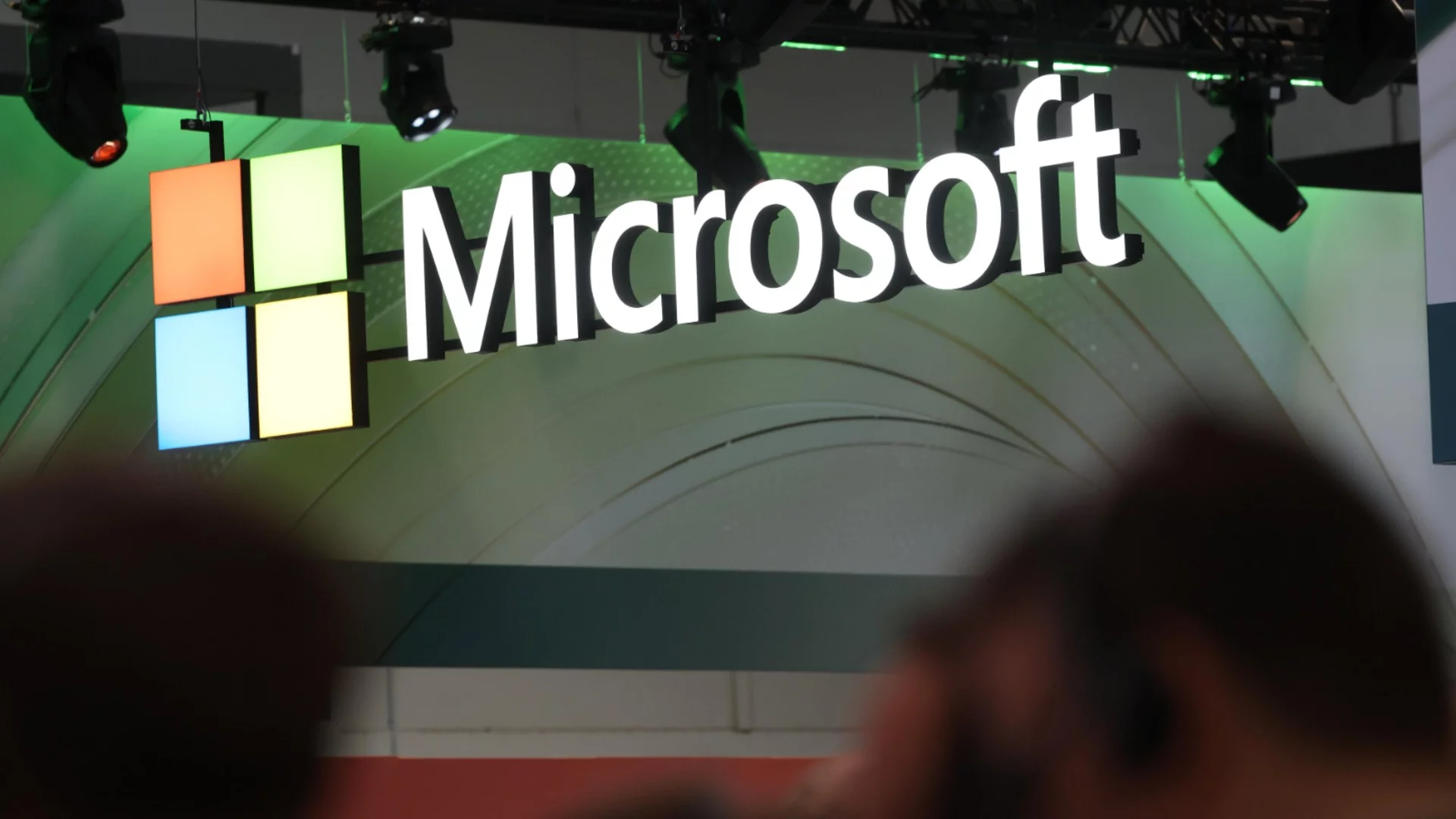"Пропукването на корпоративния модел": Microsoft ще освободи 60 000 служители