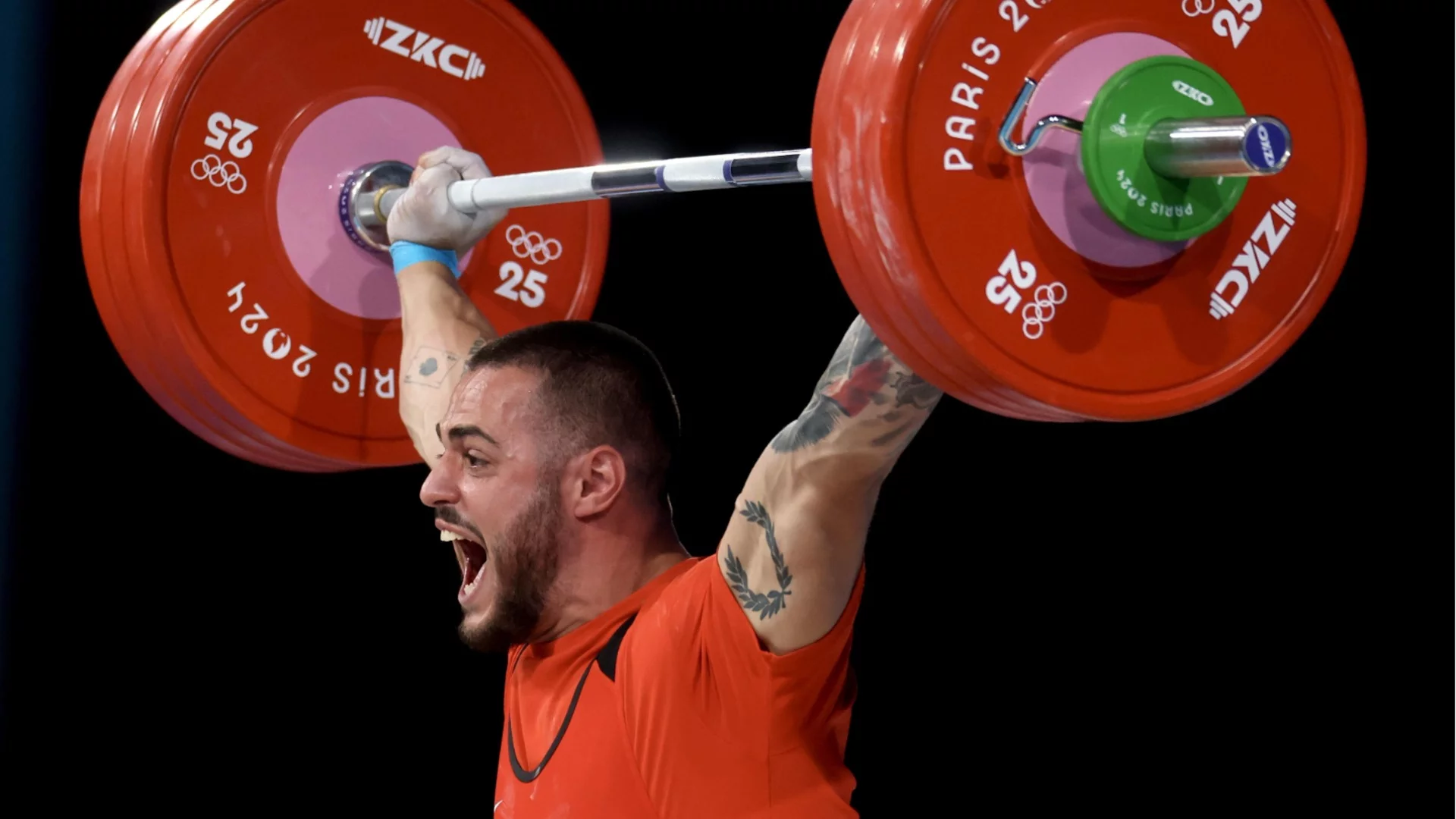 Иранец счупи световния рекорд, но IWF вижда друг фаворит в категорията на Карлос Насар