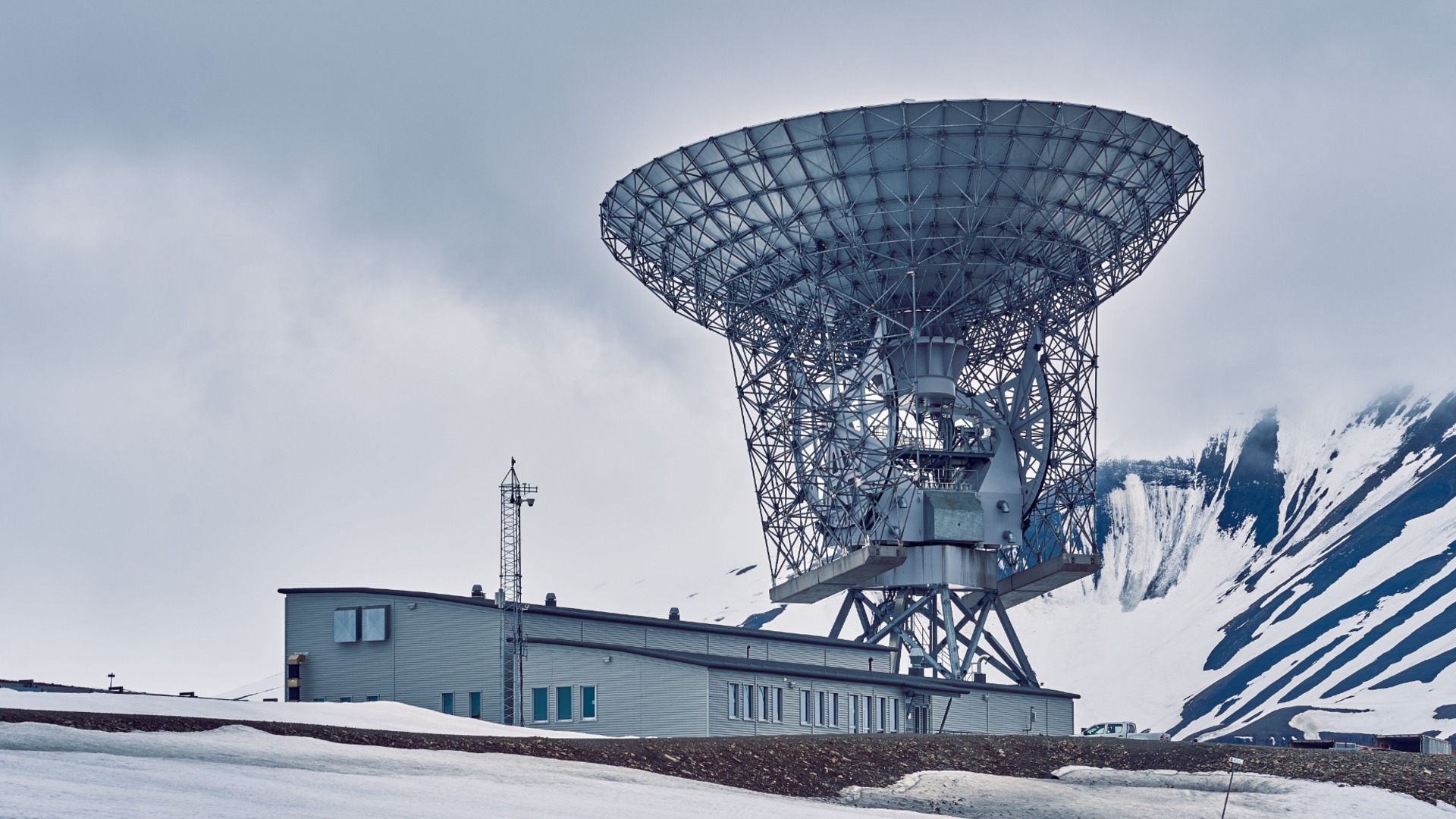 Подпалилите антени на Starlink край София са арестувани, но в Германия: руските служби наели турски мафиоти?