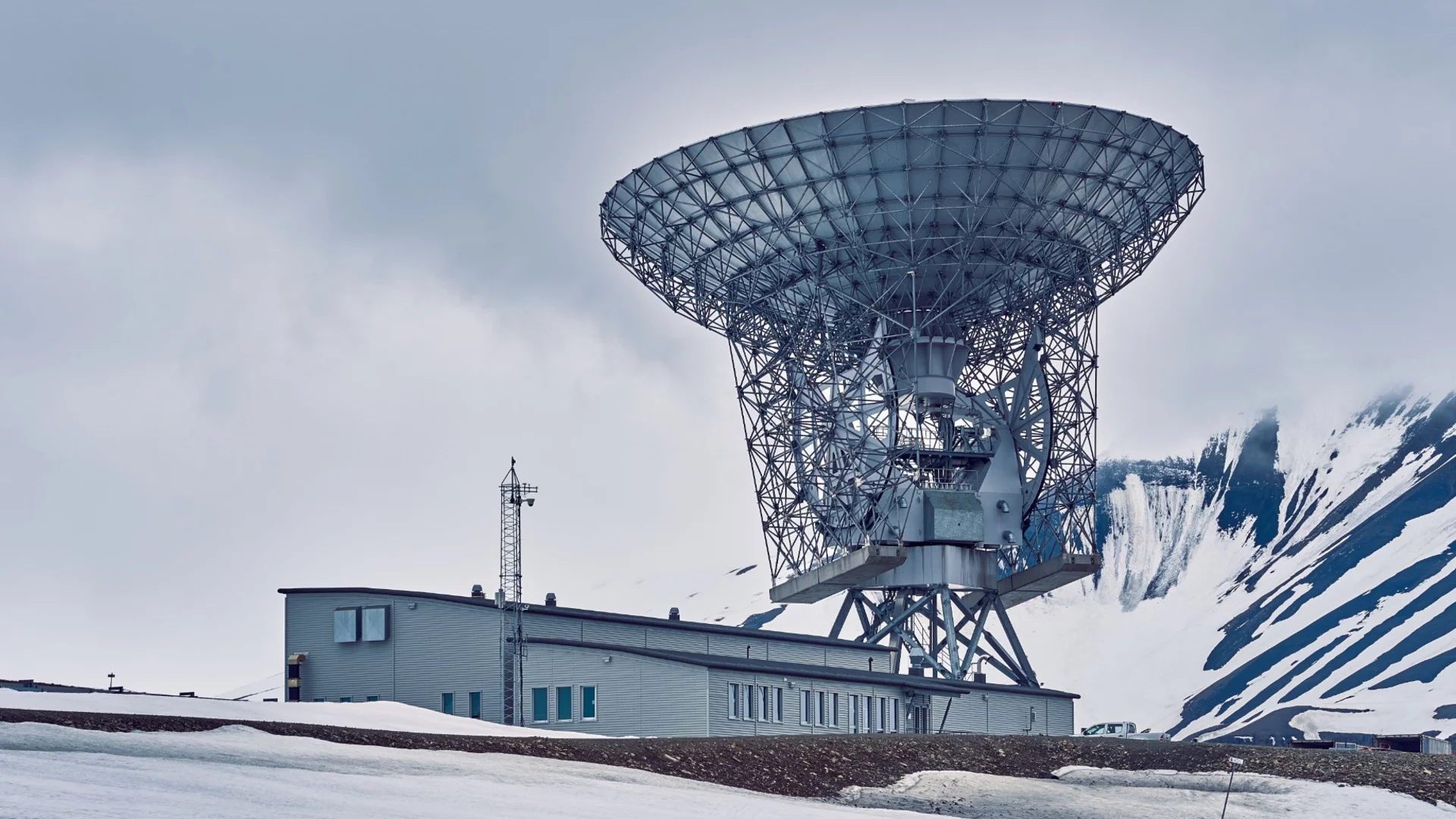 Подпалилите антени на Starlink край София са арестувани, но в Германия: руските служби наели турски мафиоти?