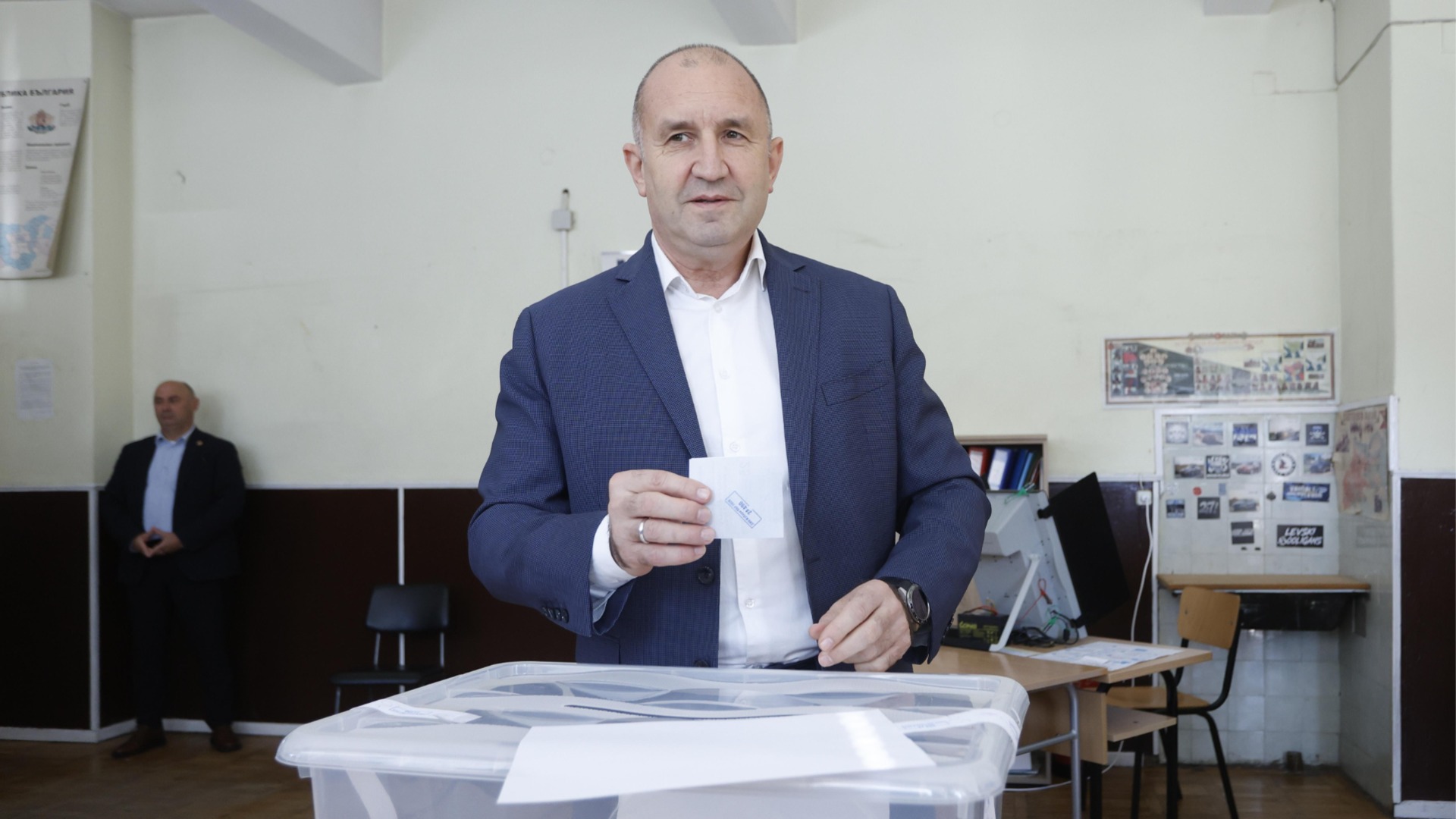 След агитацията и инструктажа към медиите как да го отразяват: Радев "стреля" към Николай Денков и как той "процедирал"