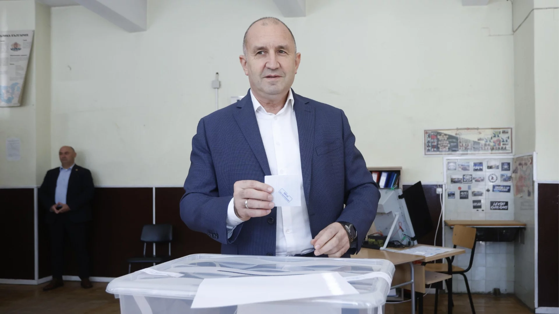 След агитацията и инструктажа към медиите как да го отразяват: Радев "стреля" към Николай Денков и как той "процедирал"
