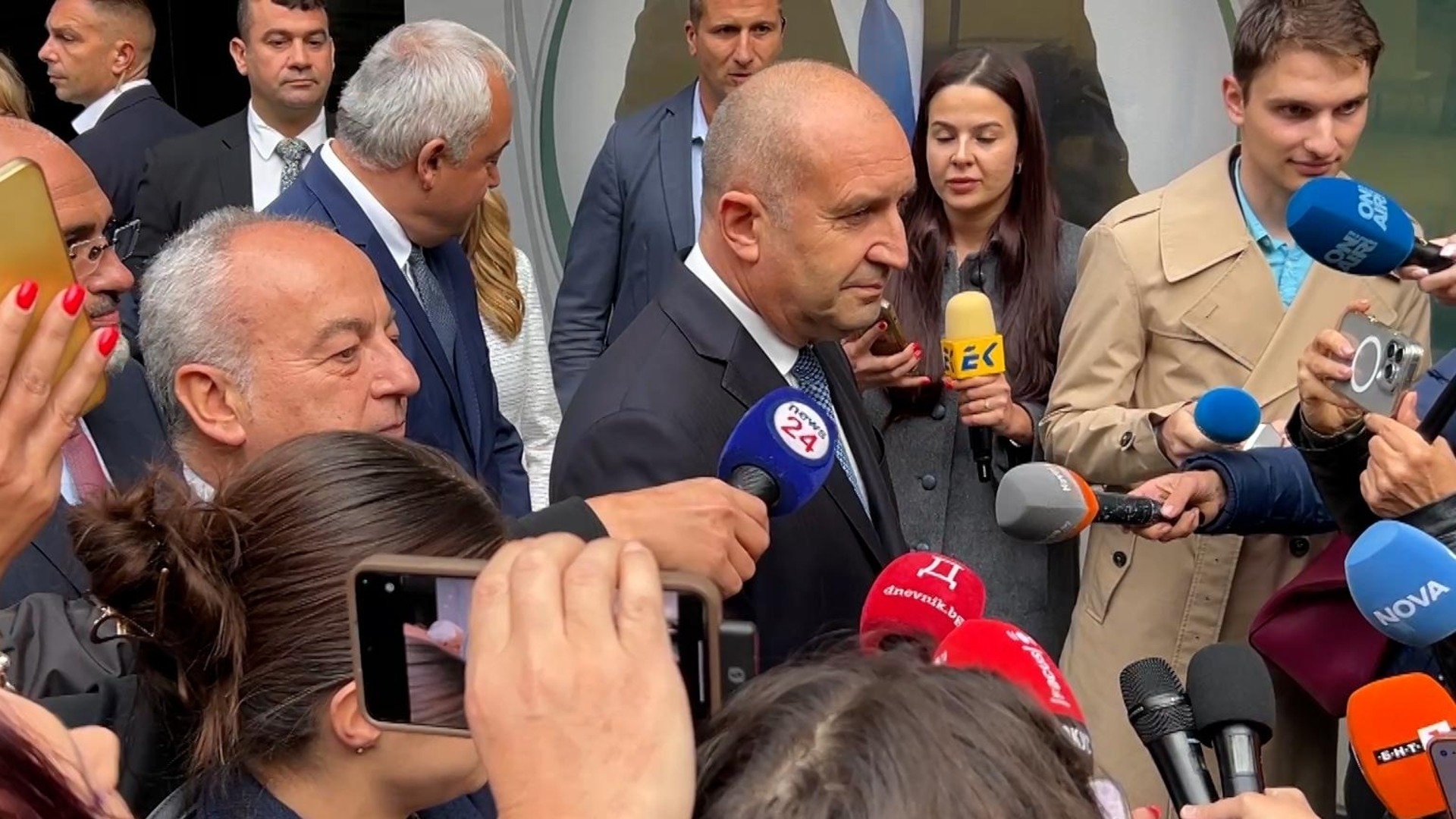 "Опитът на правителството да назидава медиите е опасен": АЕЖ отговори на пресцентъра на Радев