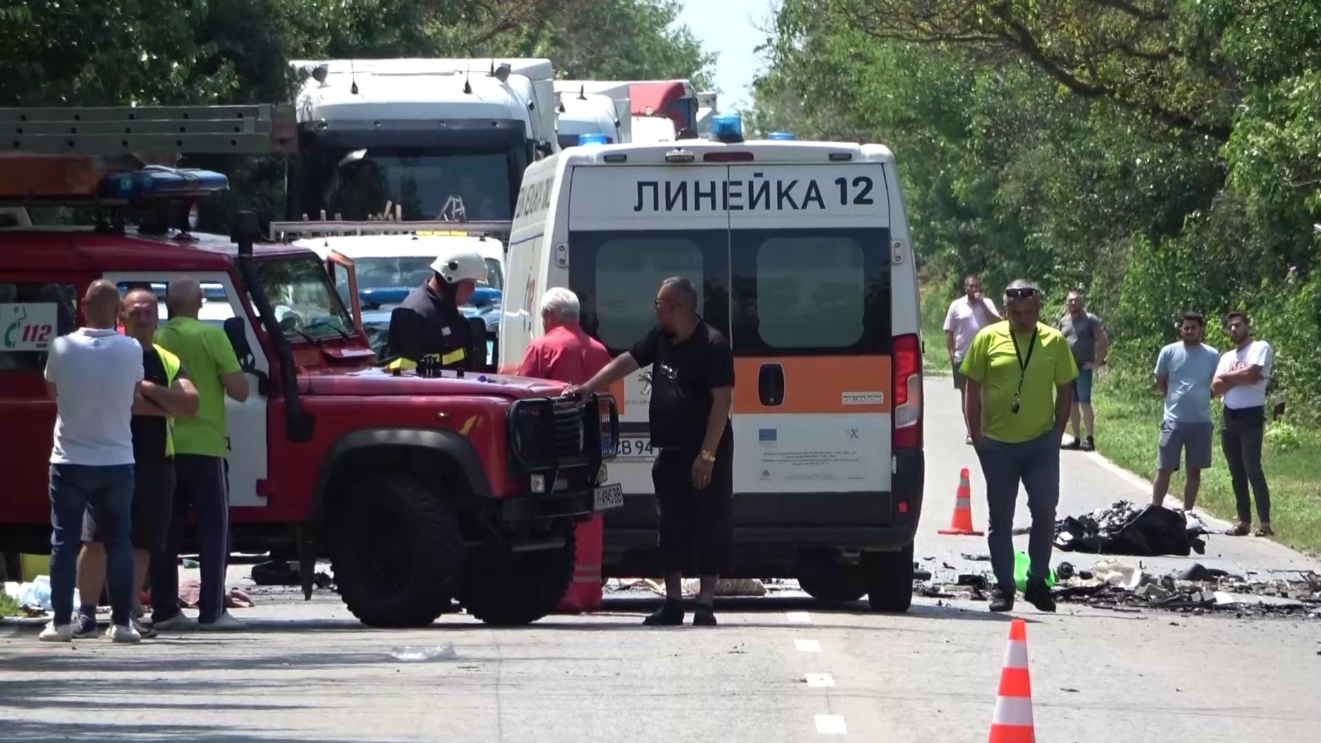 Международен пътнически автобус се заби в катастрофирали и горящи камиони близо до Велико Търново