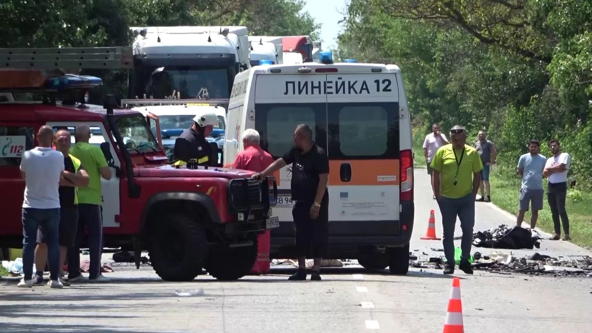 Международен пътнически автобус се заби в катастрофирали и горящи камиони близо до Велико Търново