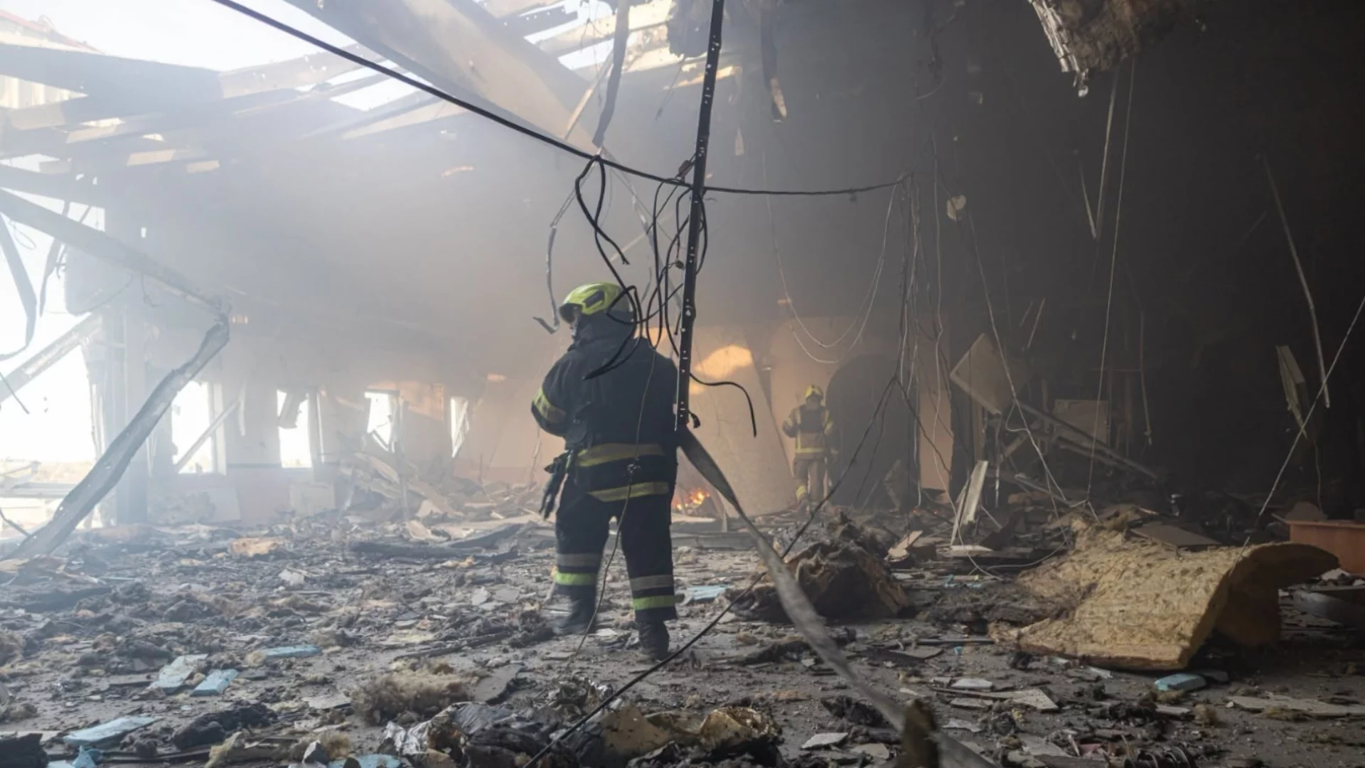 За една нощ: Украйна подпали втори голям руски завод. Русия пак бомбардира Харков (ВИДЕО)