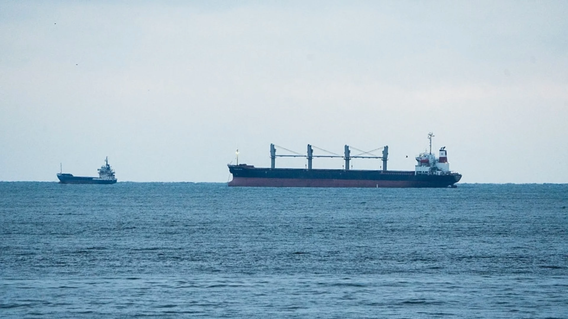 ВИДЕО от атаката с дронове по контейнеровоз в Черно море