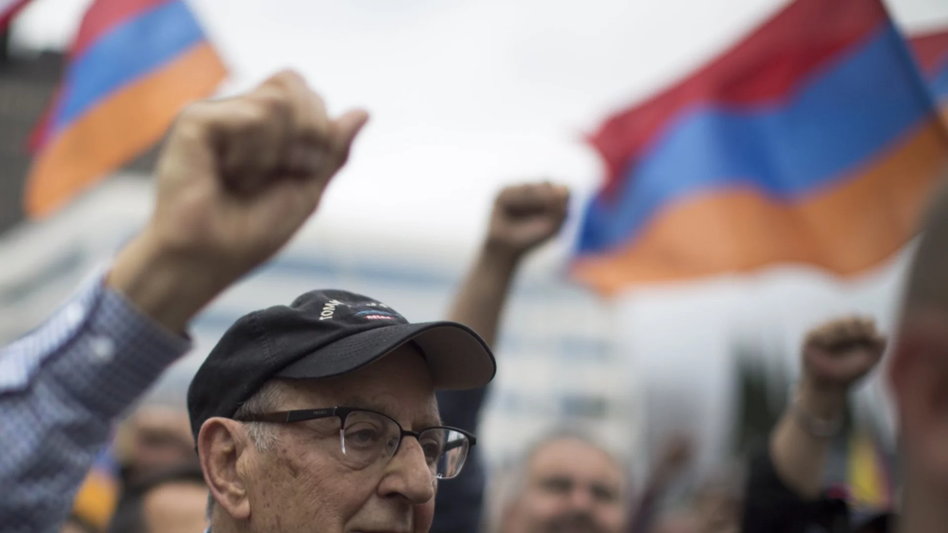 Депутатите в Армения така се биха, че има ранени и викнаха линейка (ВИДЕО)