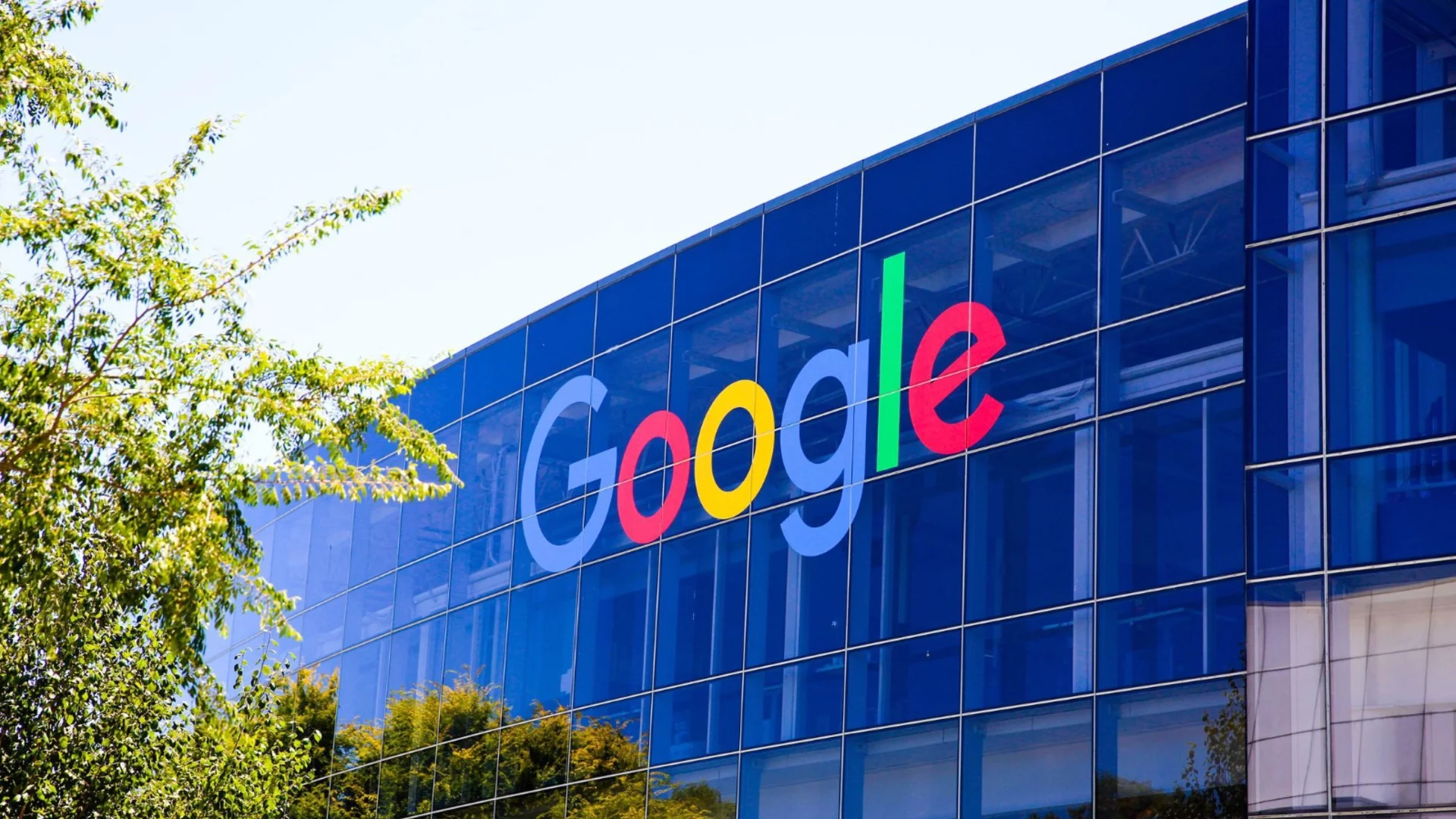 Най-големият срив в историята на Google: Цената на акциите се сгромоляса, загуба от 500 млрд. долара